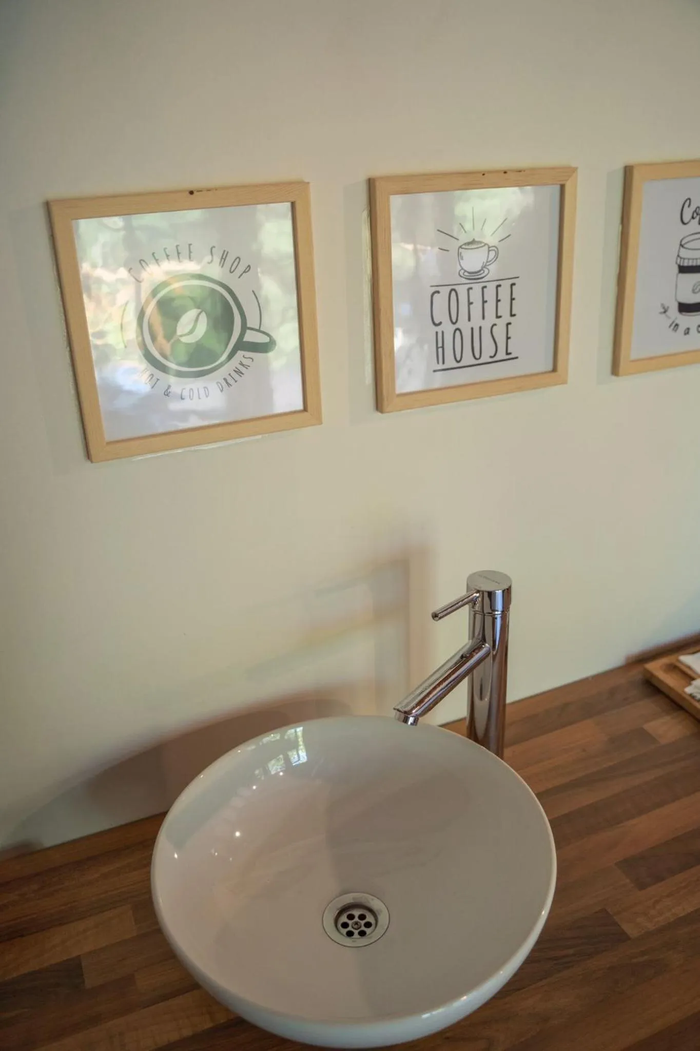 Kitchen or kitchenette in Montana Suite Bungalows