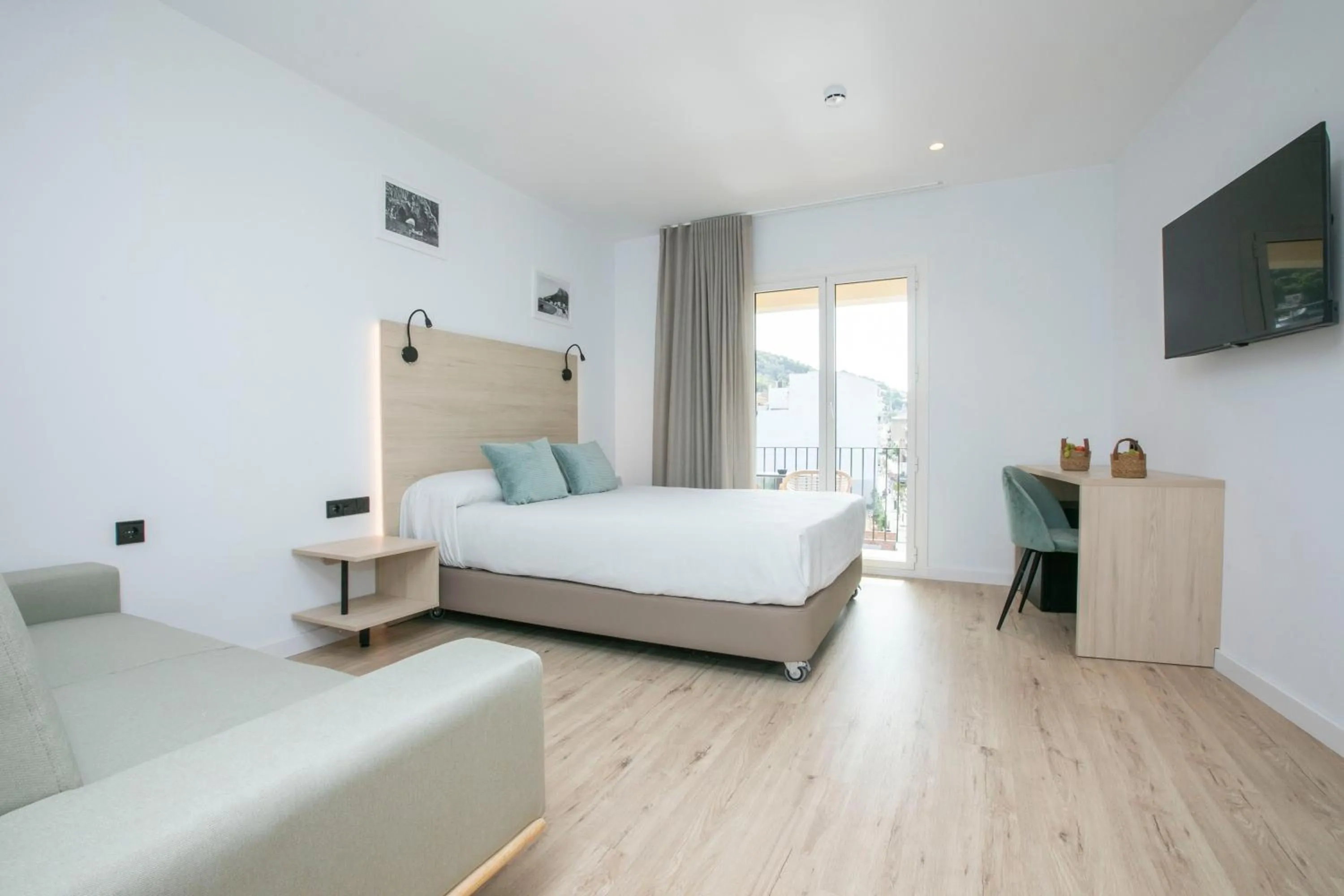 TV and multimedia, Bed in Hotel Coral Boutique by gaiarooms