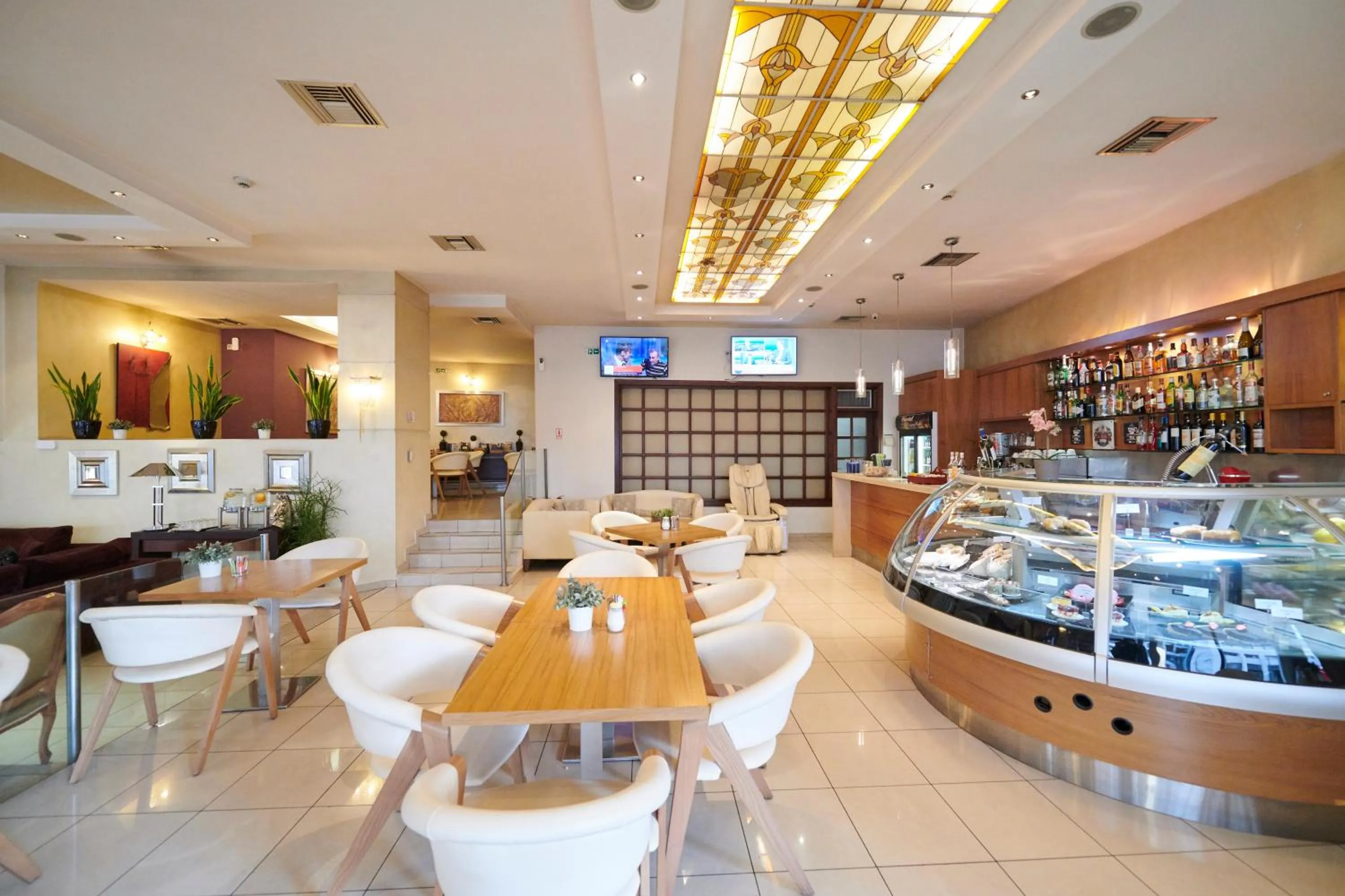 Restaurant/places to eat in Crystal City Hotel