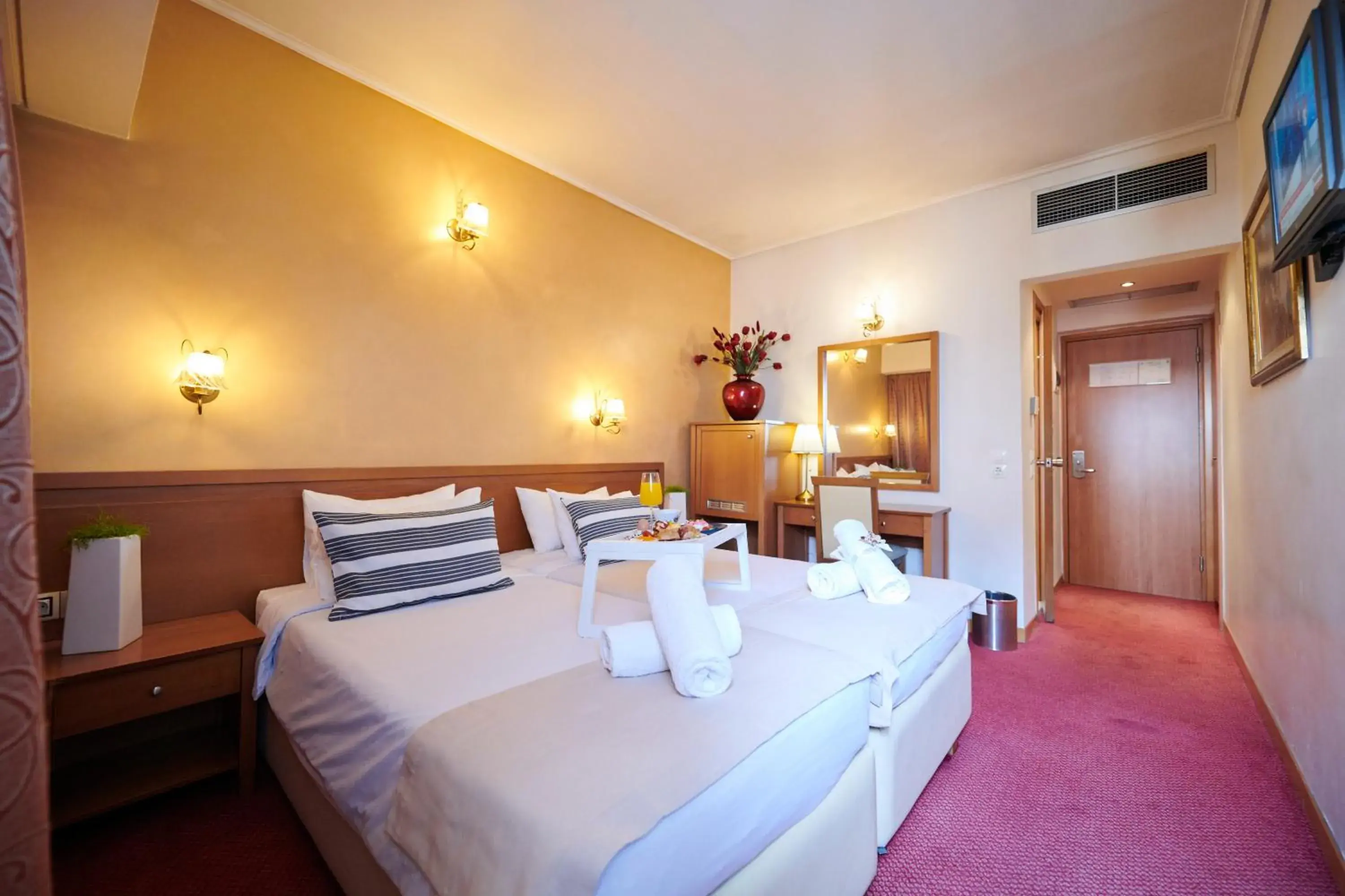 Photo of the whole room, Bed in Crystal City Hotel Photo of the whole room, Bed in Crystal City Hotel