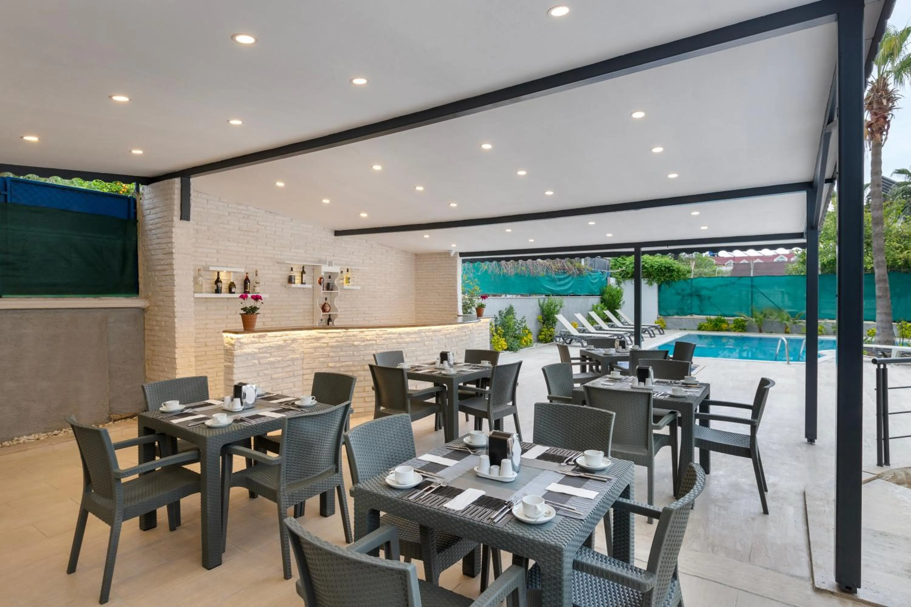 Restaurant/places to eat in Royal Dream's Hotel