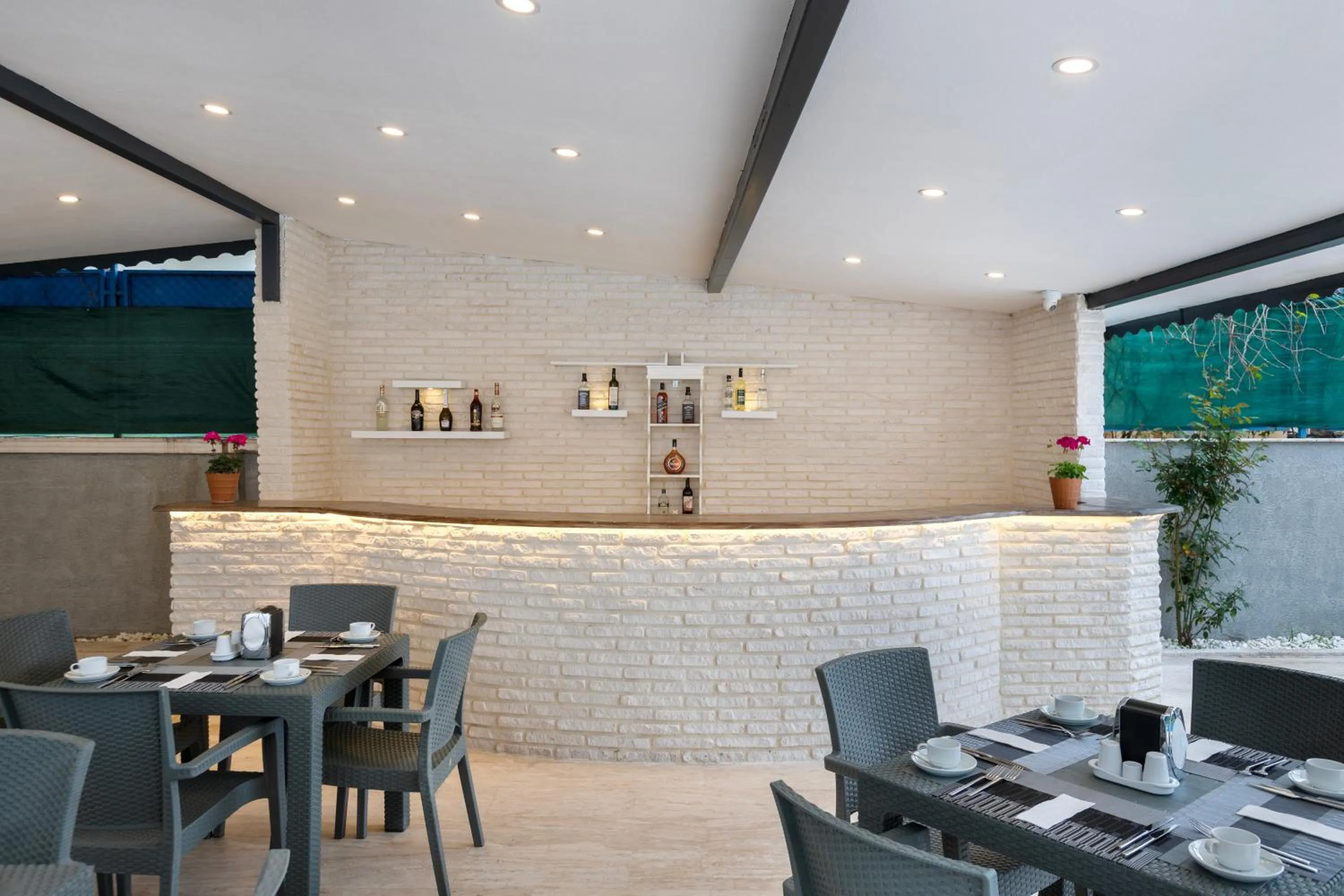 Restaurant/places to eat in Royal Dream's Hotel