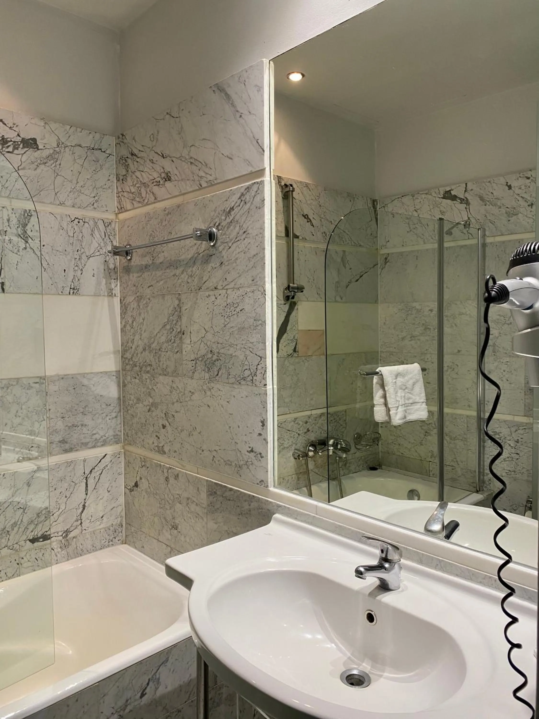 Shower in Art Hotel Athens