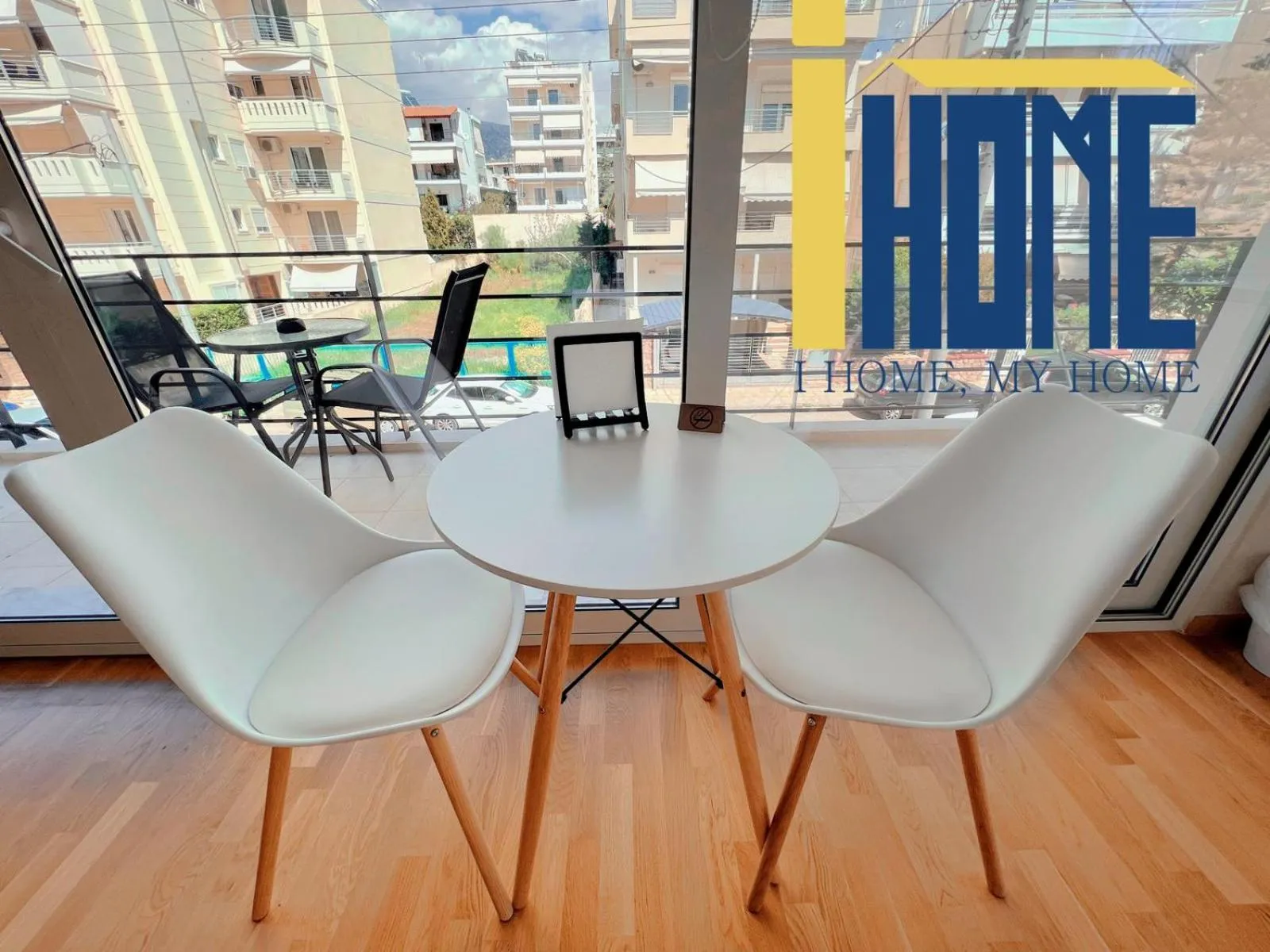 Dining area in Skiathou 12 Contemporary Residences