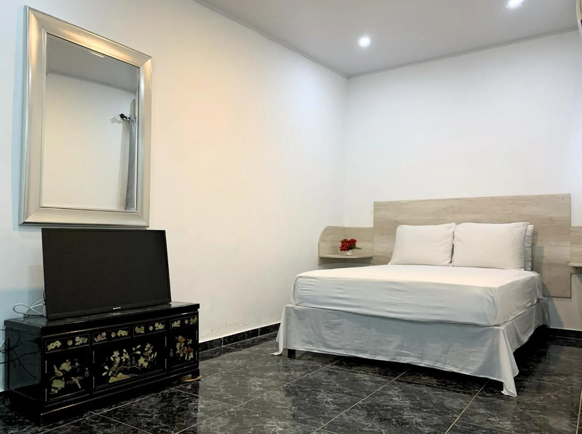 TV and multimedia, Bed in Pacific Coast Hotel