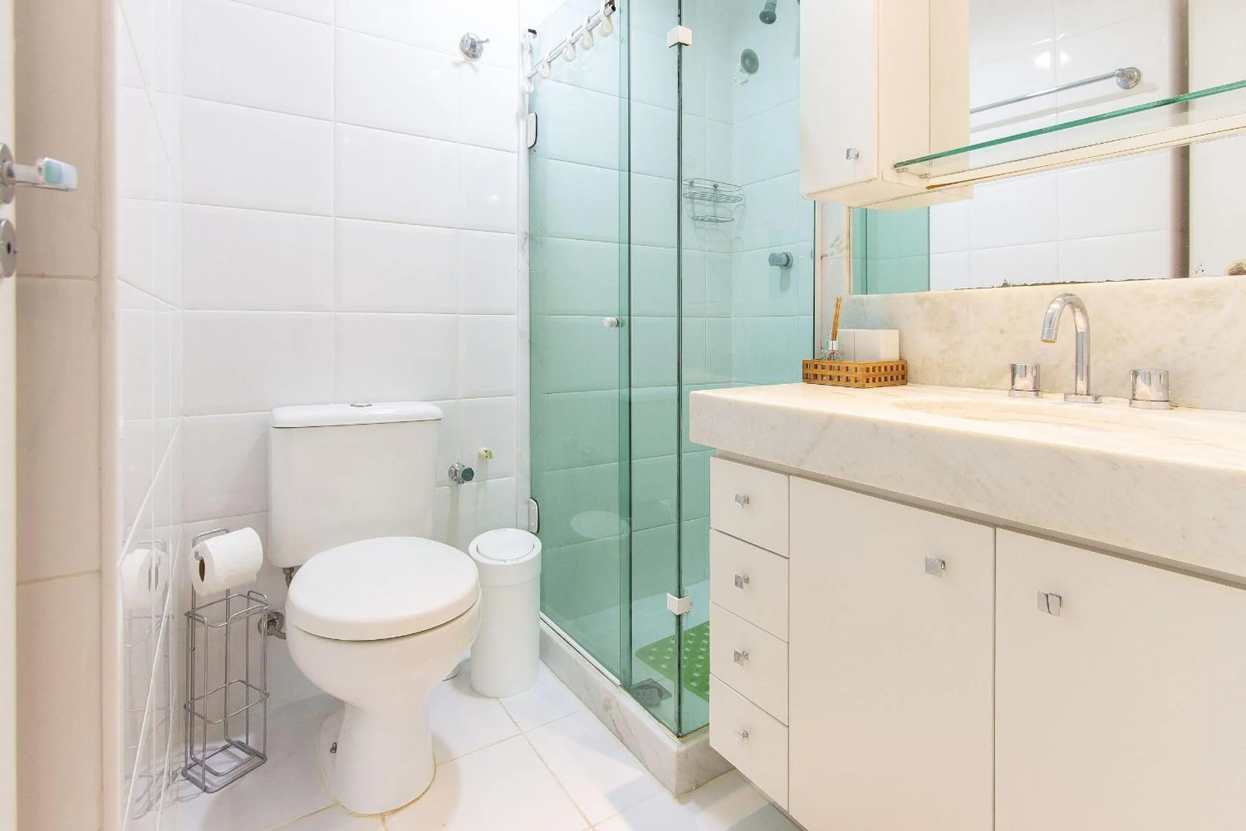 Shower in Confortável apto 2Qtos c/ Varanda e Vista Mar