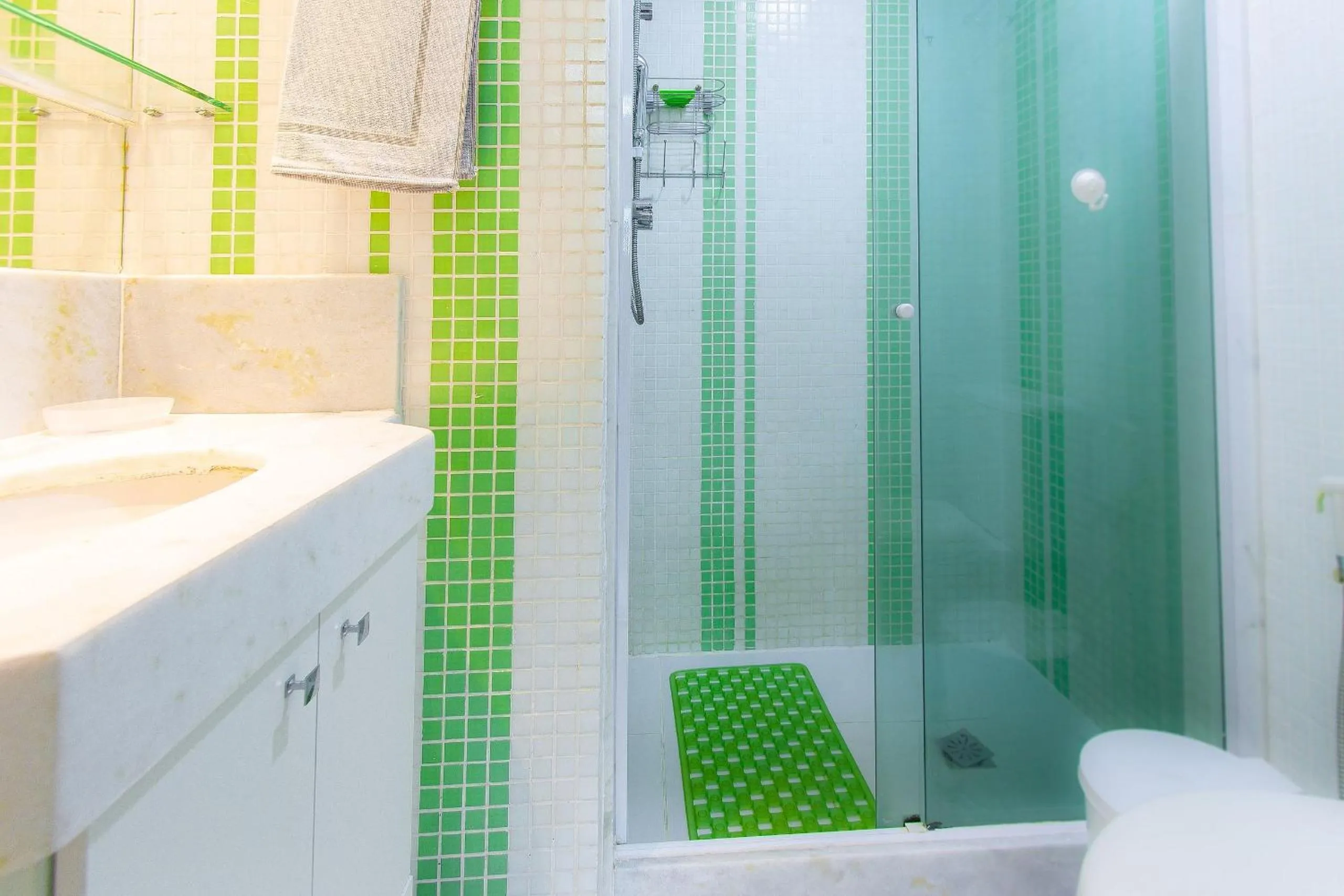 Shower in Confortável apto 2Qtos c/ Varanda e Vista Mar