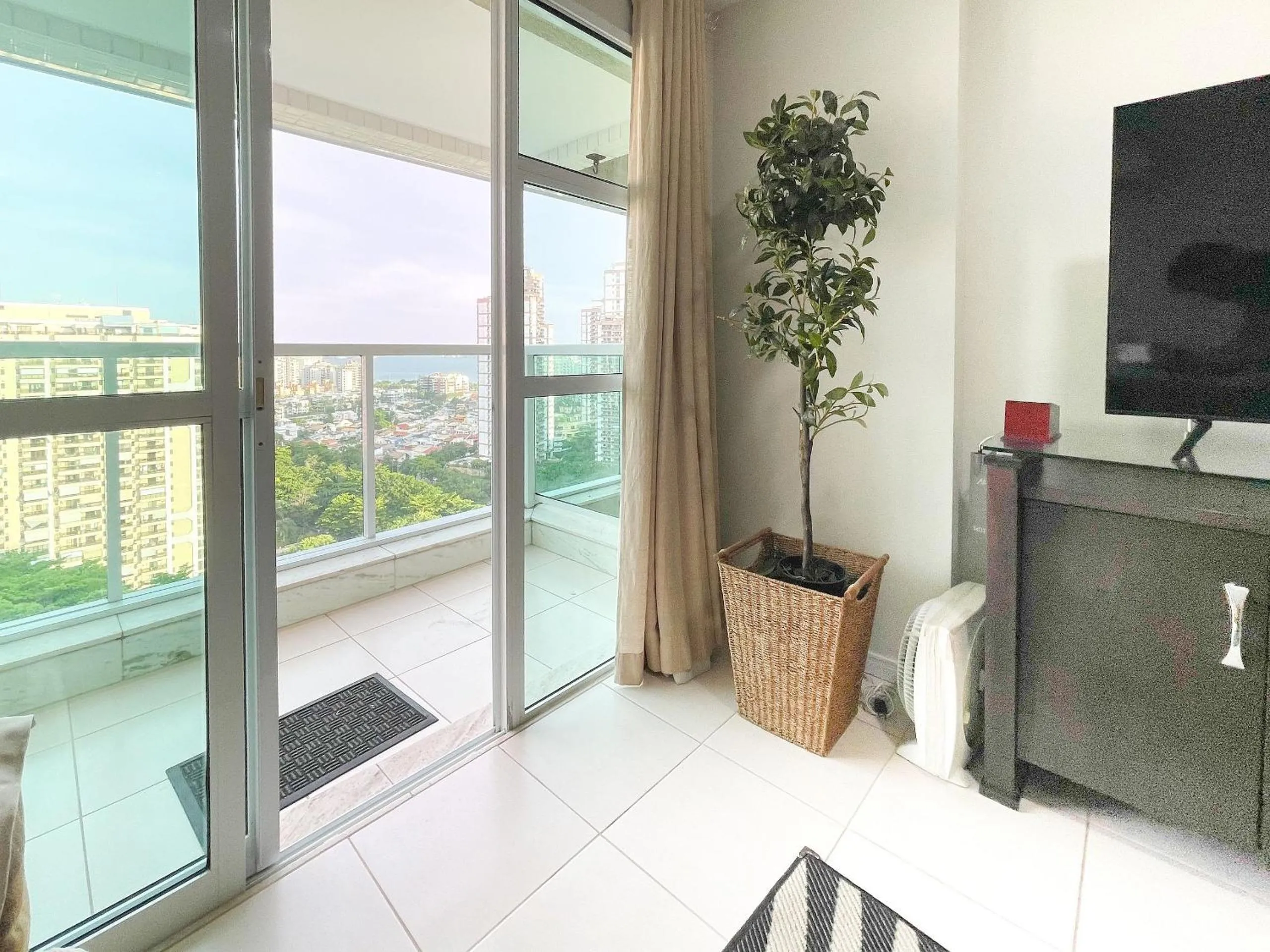 Balcony/Terrace in Confortável apto 2Qtos c/ Varanda e Vista Mar