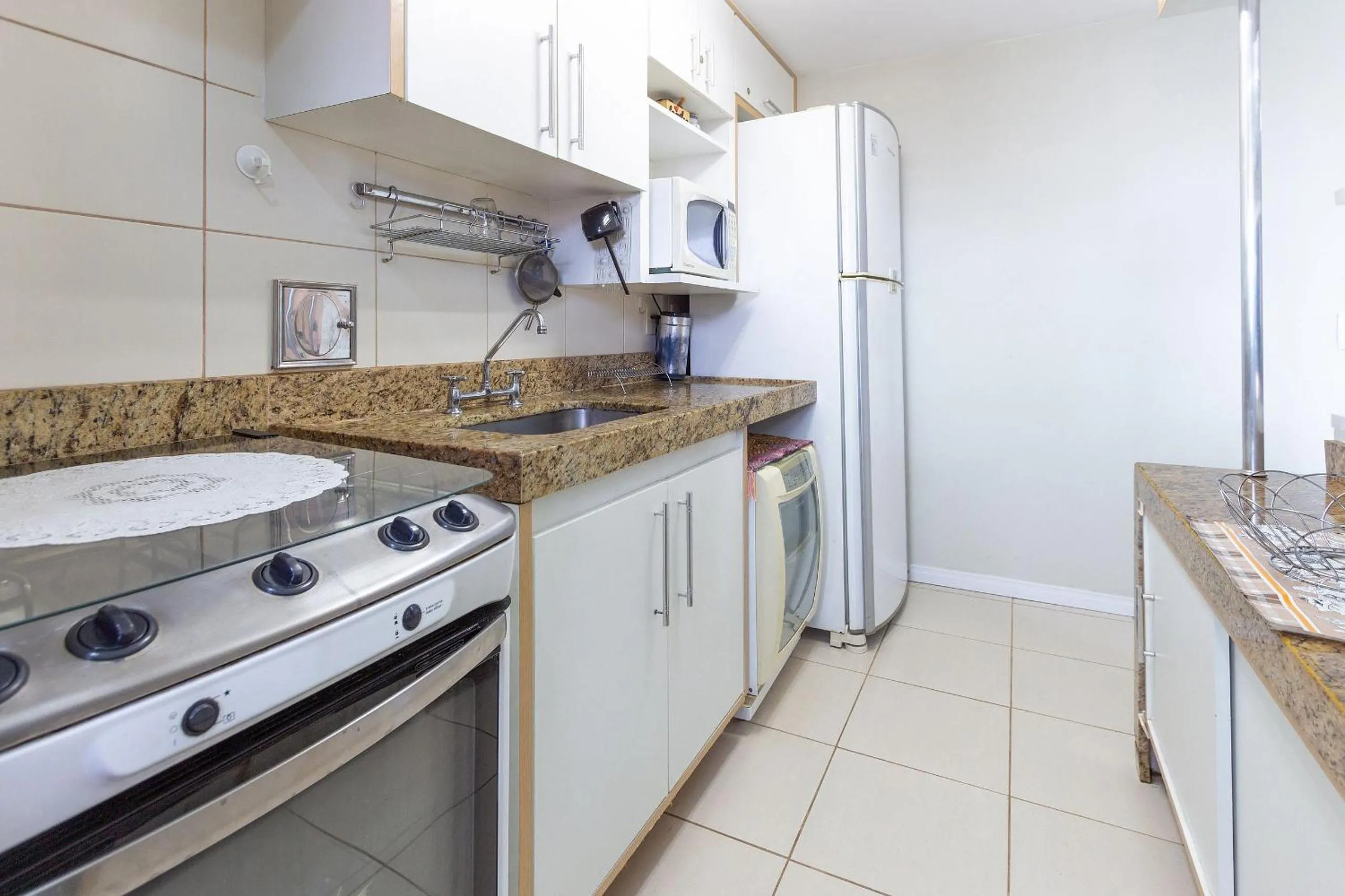 Kitchen or kitchenette in Confortável apto 2Qtos c/ Varanda e Vista Mar