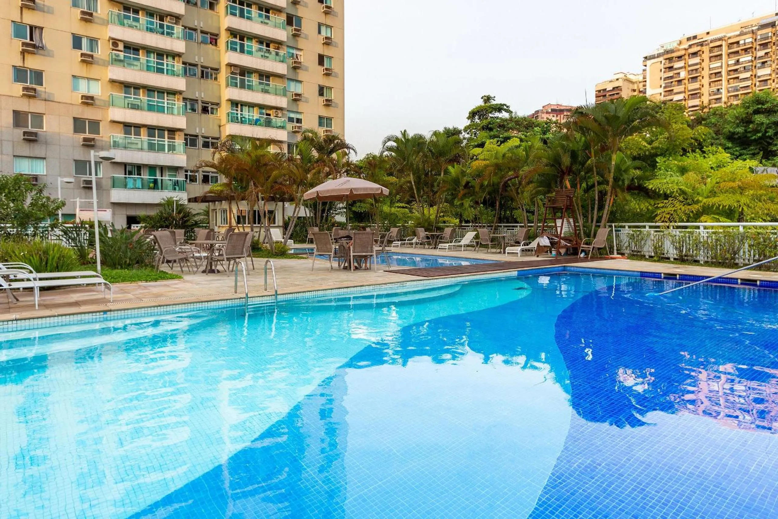 Pool view in Confortável apto 2Qtos c/ Varanda e Vista Mar