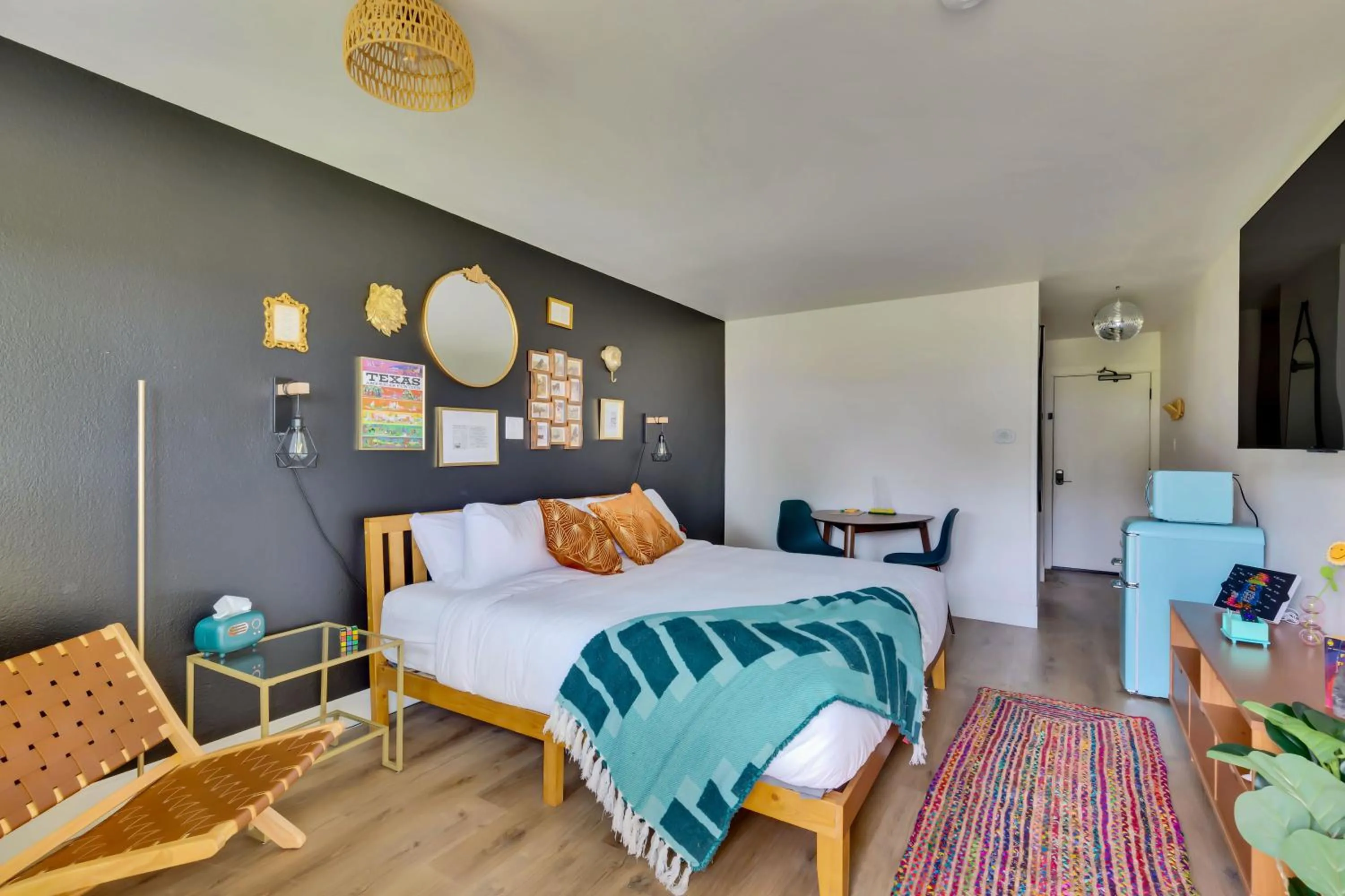 Bedroom, Bed in Hotel McCoy - Art, Libations, Pool Society