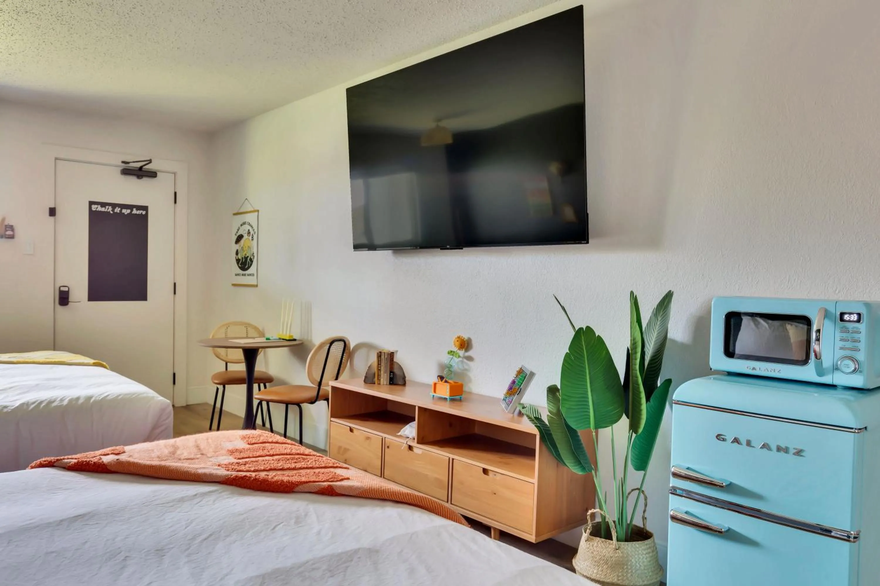 TV and multimedia, Bed in Hotel McCoy - Art, Libations, Pool Society