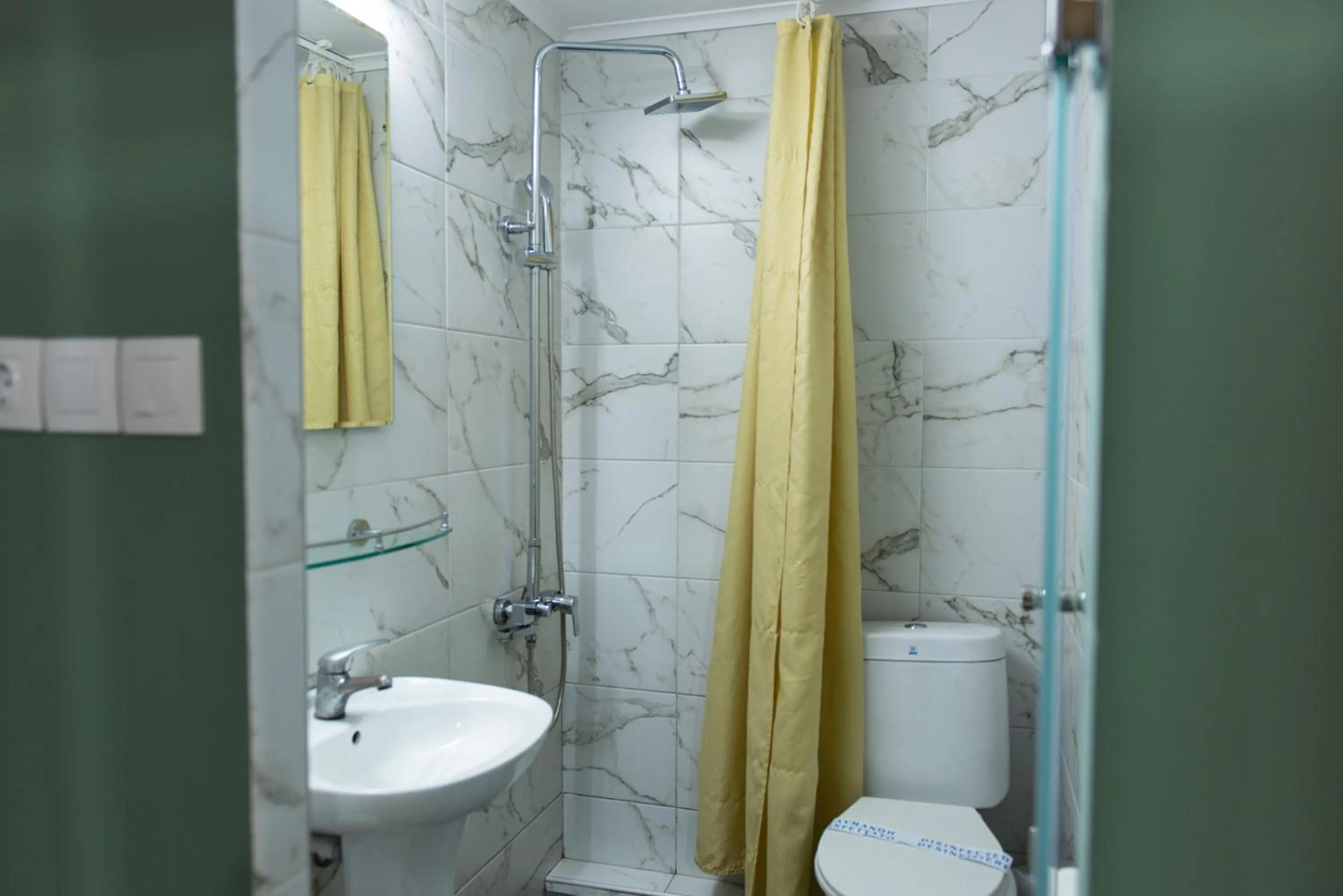 Shower in Nea Metropolis