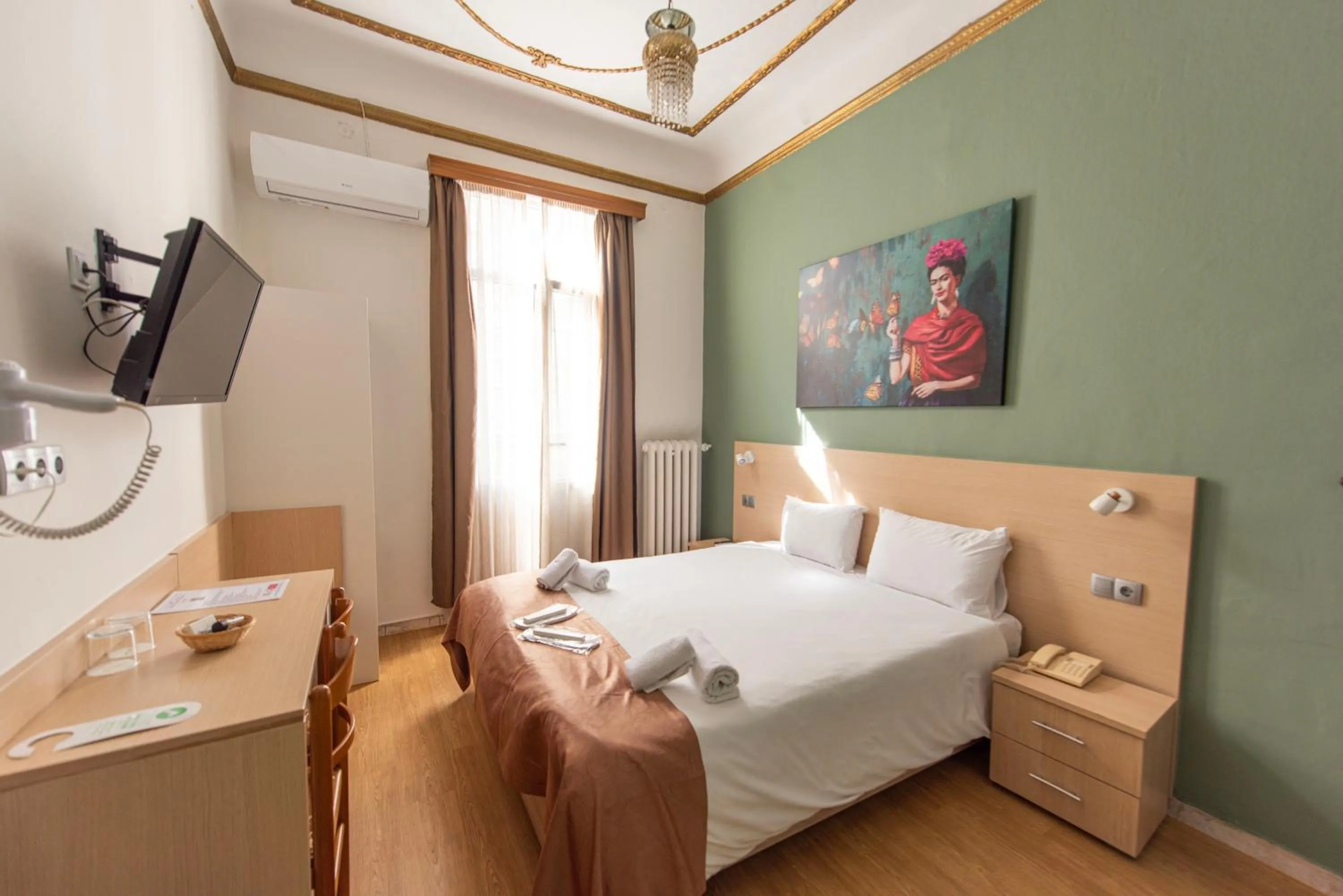 Bed in Nea Metropolis