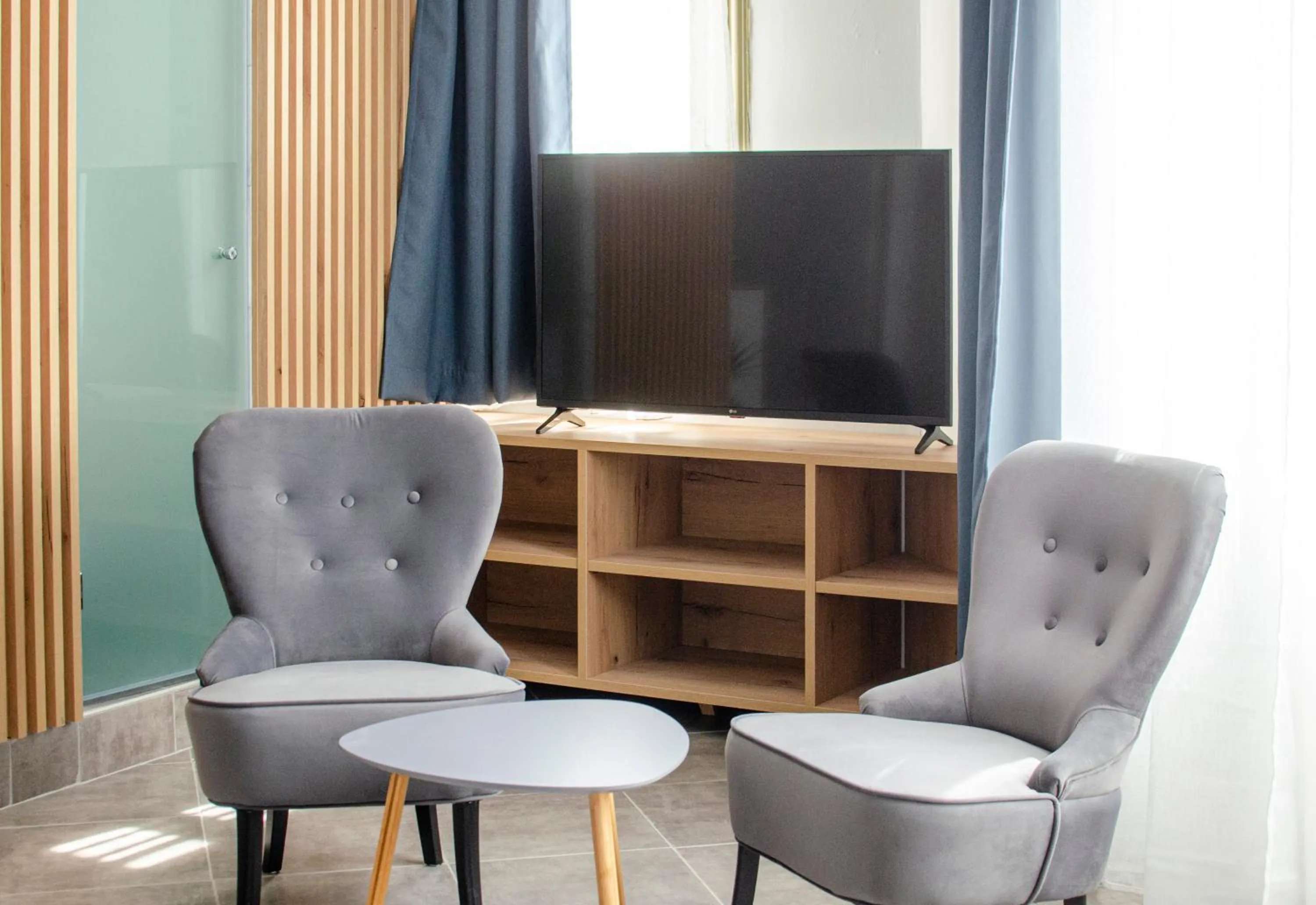 TV and multimedia in Nea Metropolis