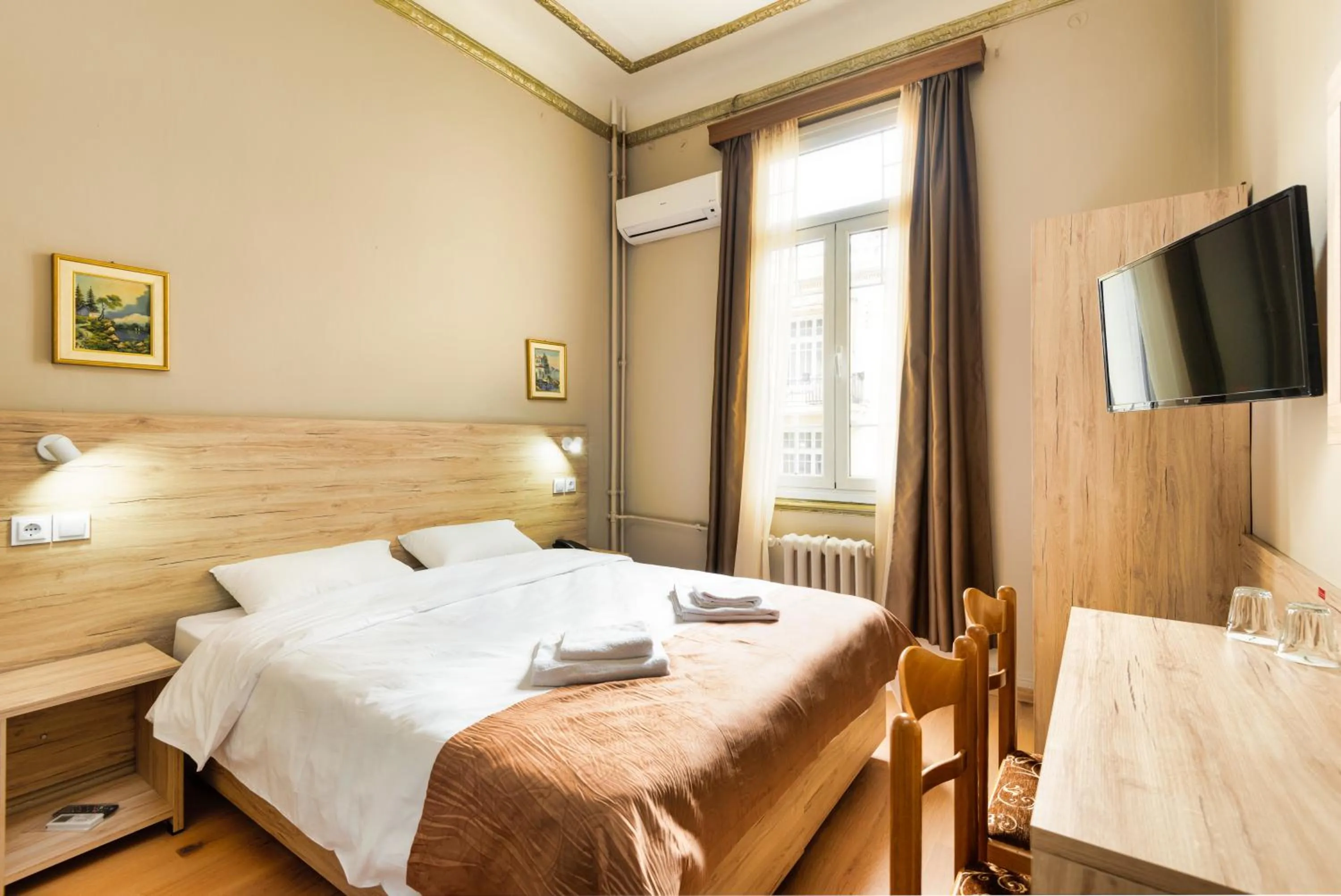 Bed in Nea Metropolis