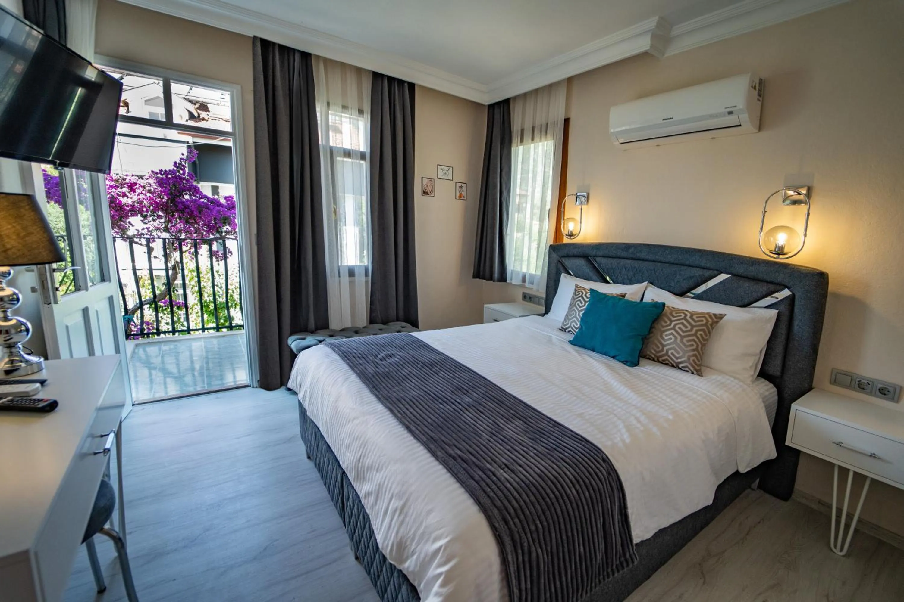 Communal lounge/ TV room, Bed in Carrington Suites