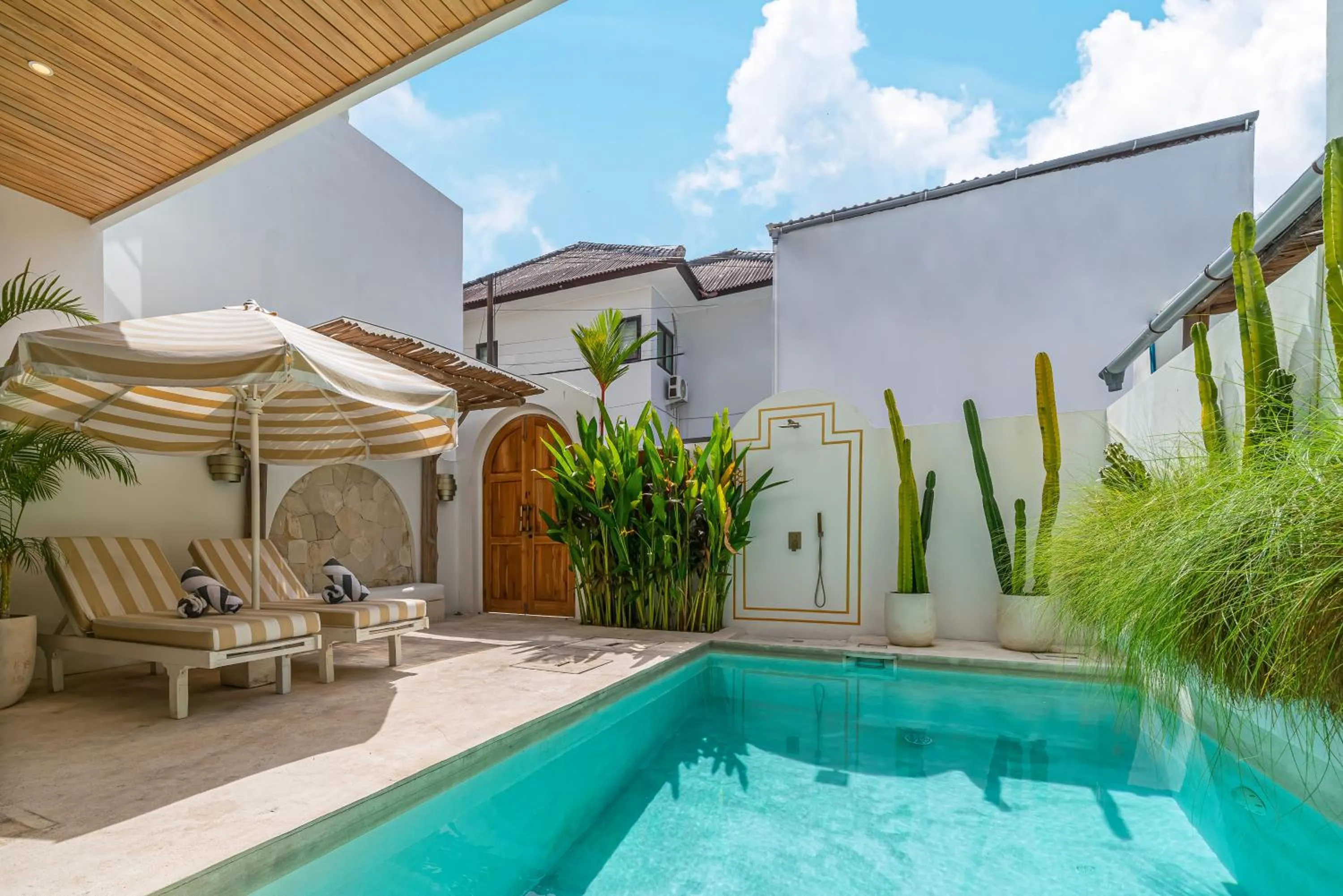 Day in Villa Sunset and Sunrise - 2BR elegant villa in Central Canggu