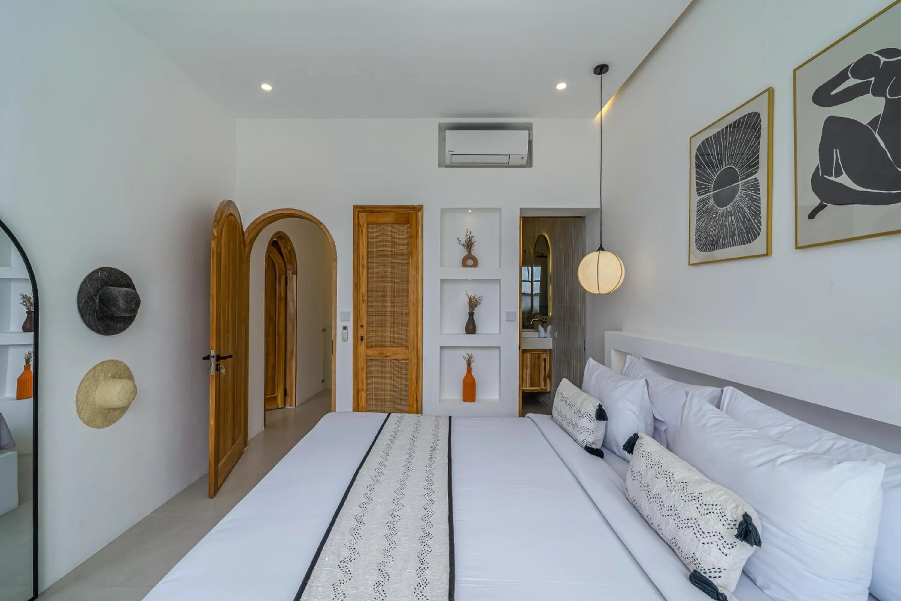Bed in Villa Sunset and Sunrise - 2BR elegant villa in Central Canggu