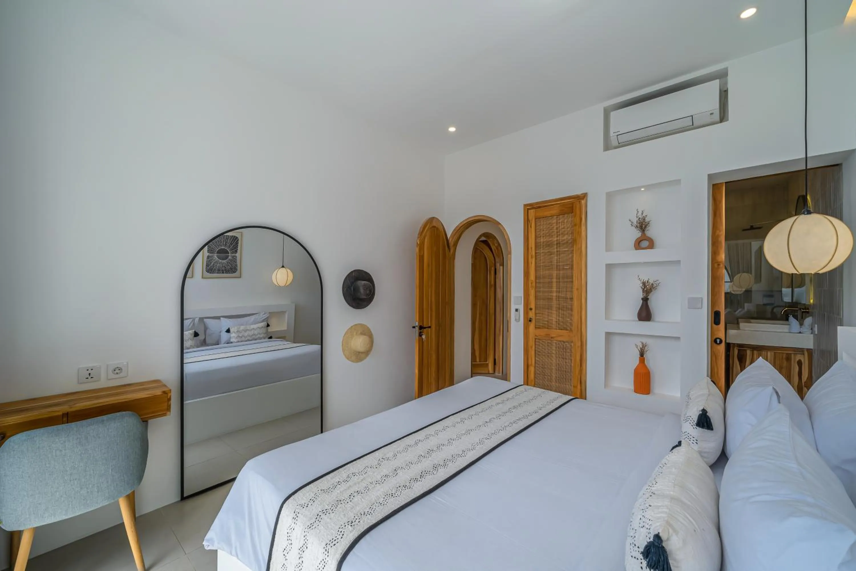 Bed in Villa Sunset and Sunrise - 2BR elegant villa in Central Canggu