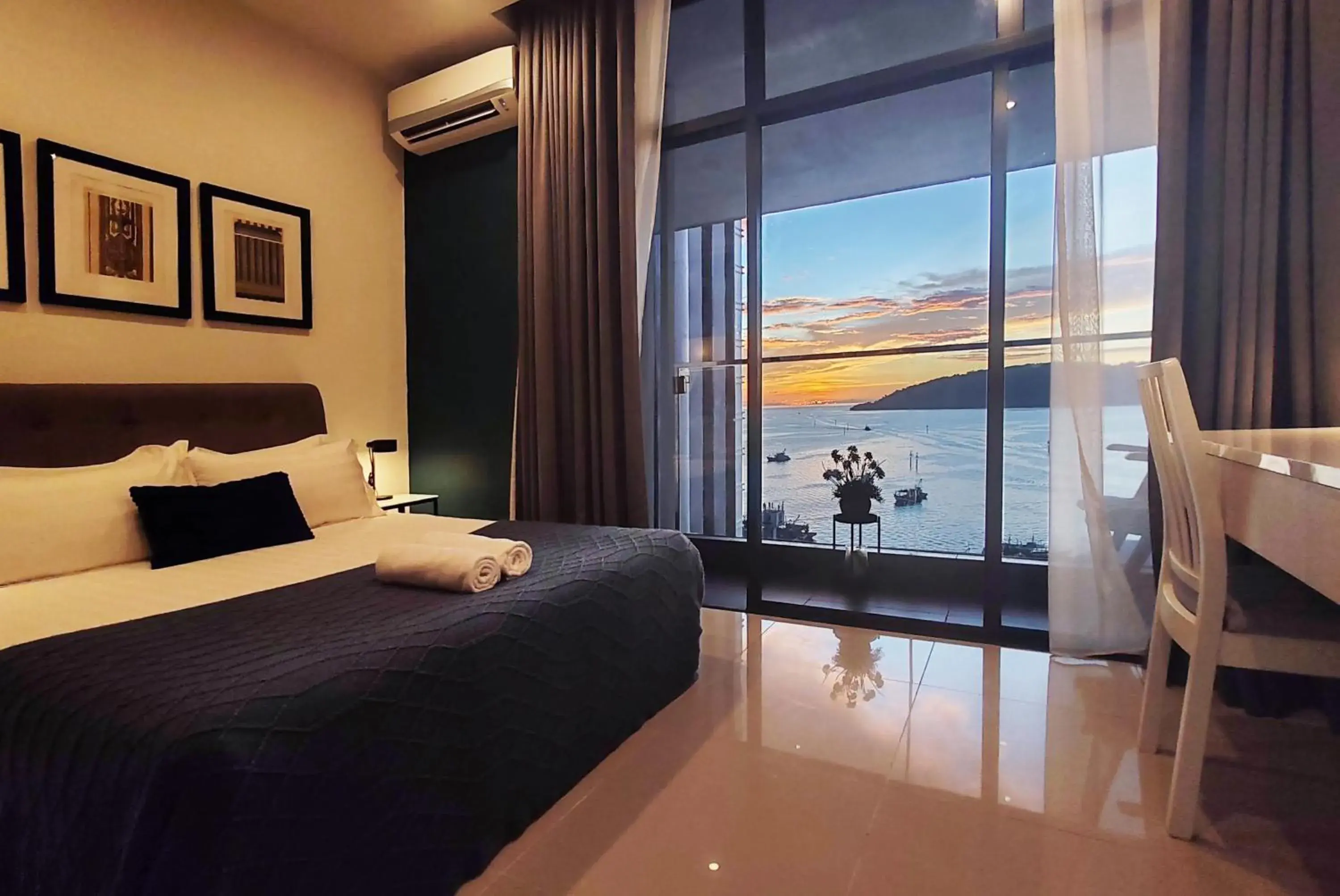 Balcony/Terrace, Bed in Seaview Bliss Studio By Tropical Elegance Balcony/Terrace, Bed in Seaview Bliss Studio By Tropical Elegance