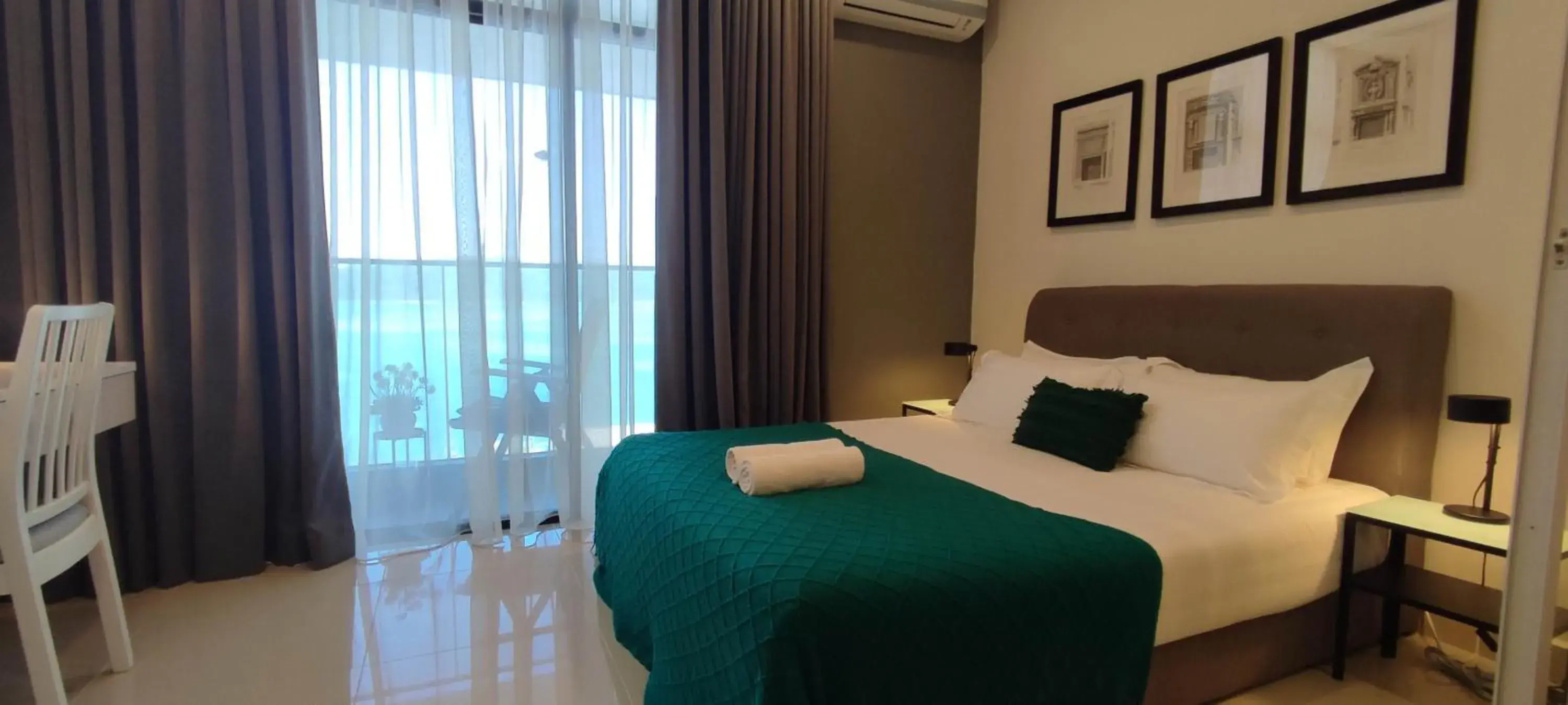 Bed in Seaview Bliss Studio By Tropical Elegance Bed in Seaview Bliss Studio By Tropical Elegance