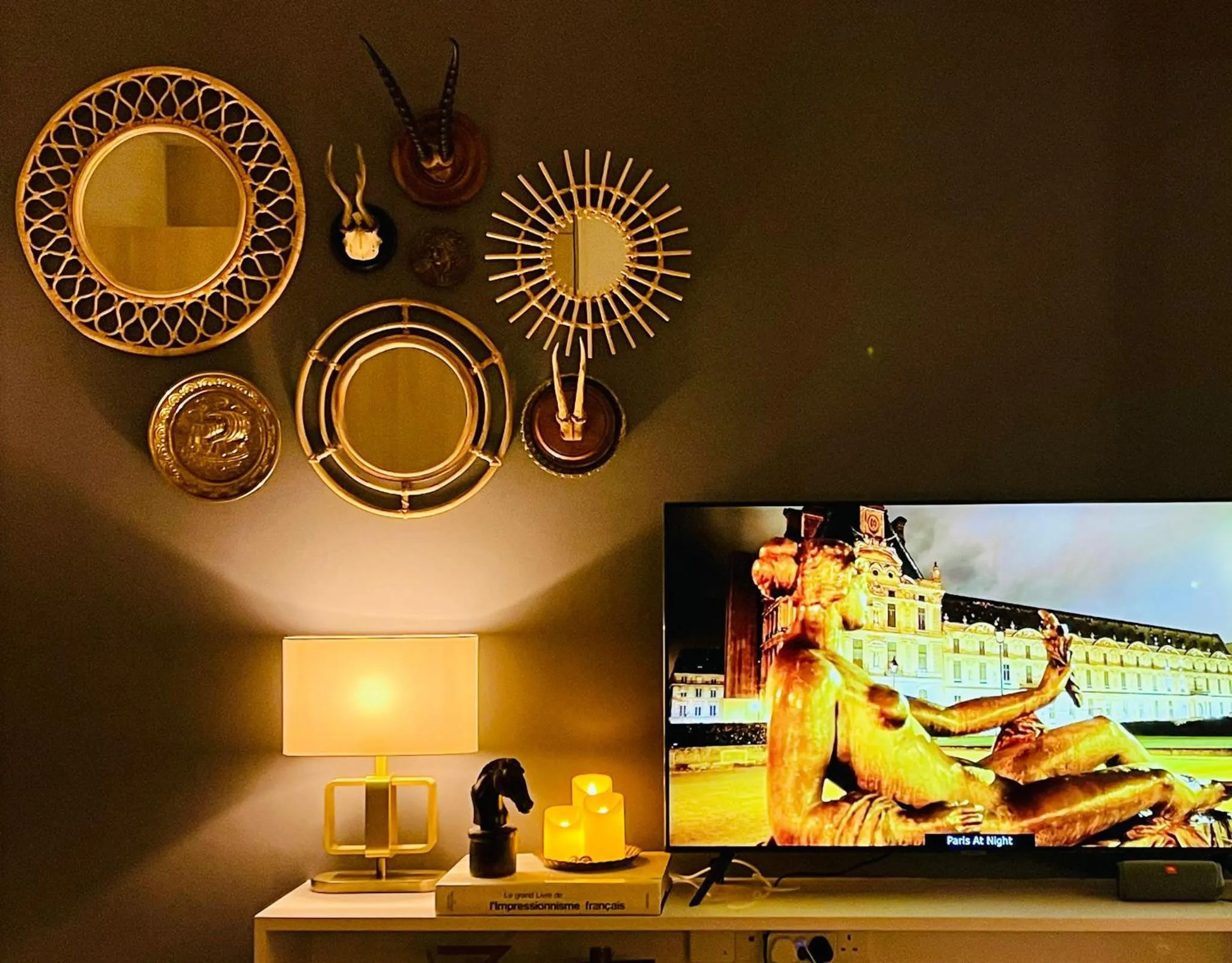 Communal lounge/ TV room in Seaview Bliss Studio By Tropical Elegance