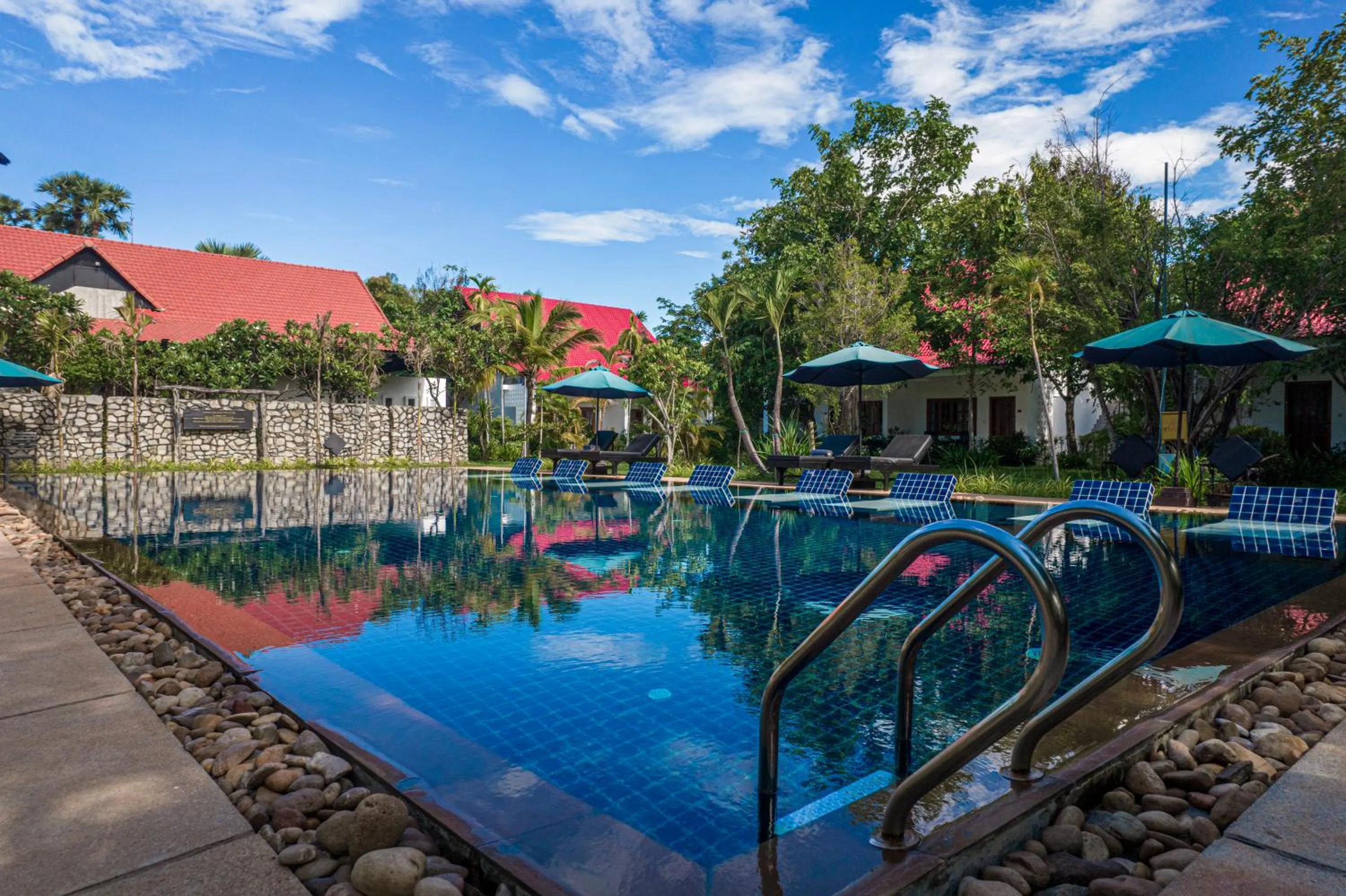 Swimming pool in Amazing Smile Angkor Resort