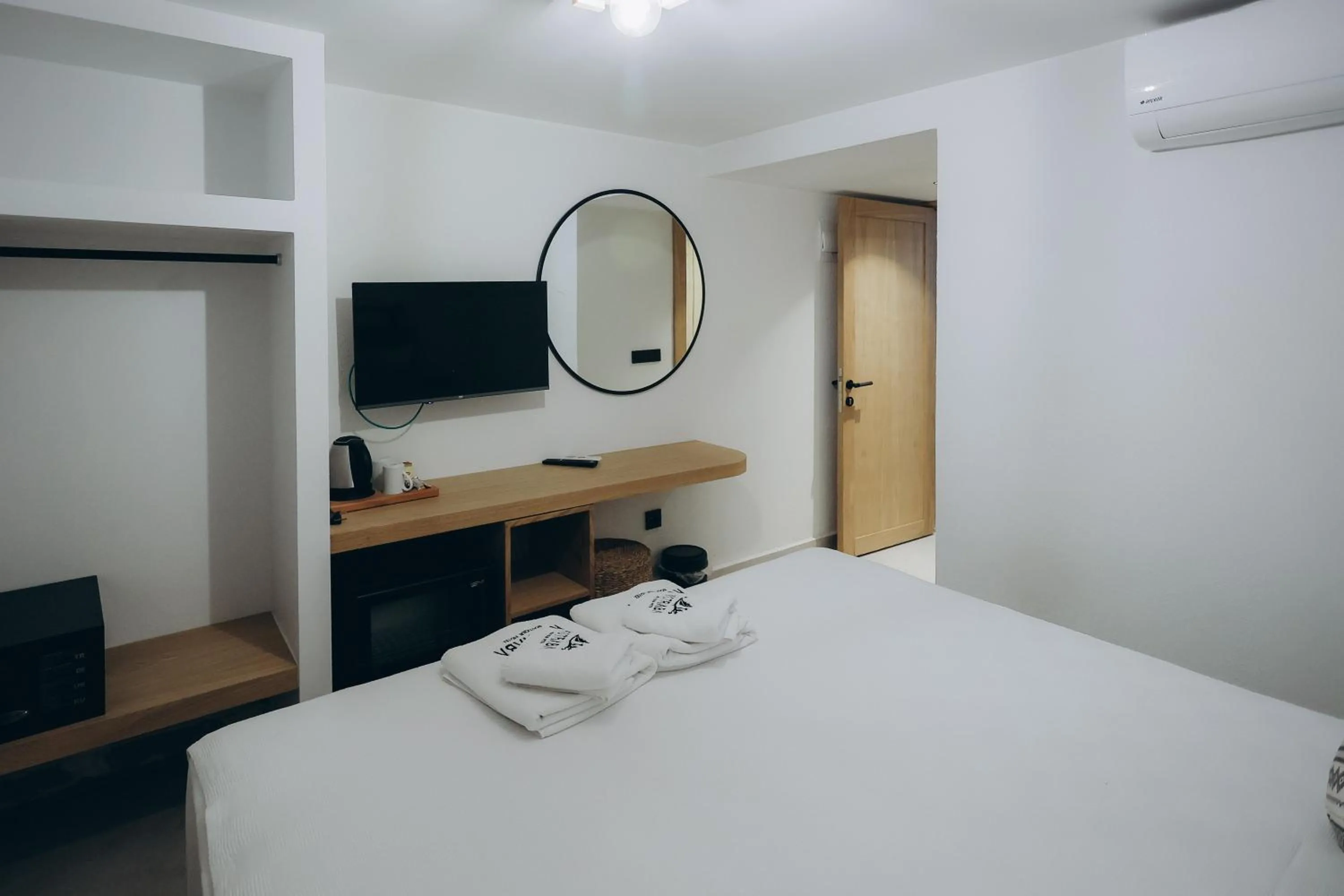 Communal lounge/ TV room, Bed in Kotraba Alacati Hotel