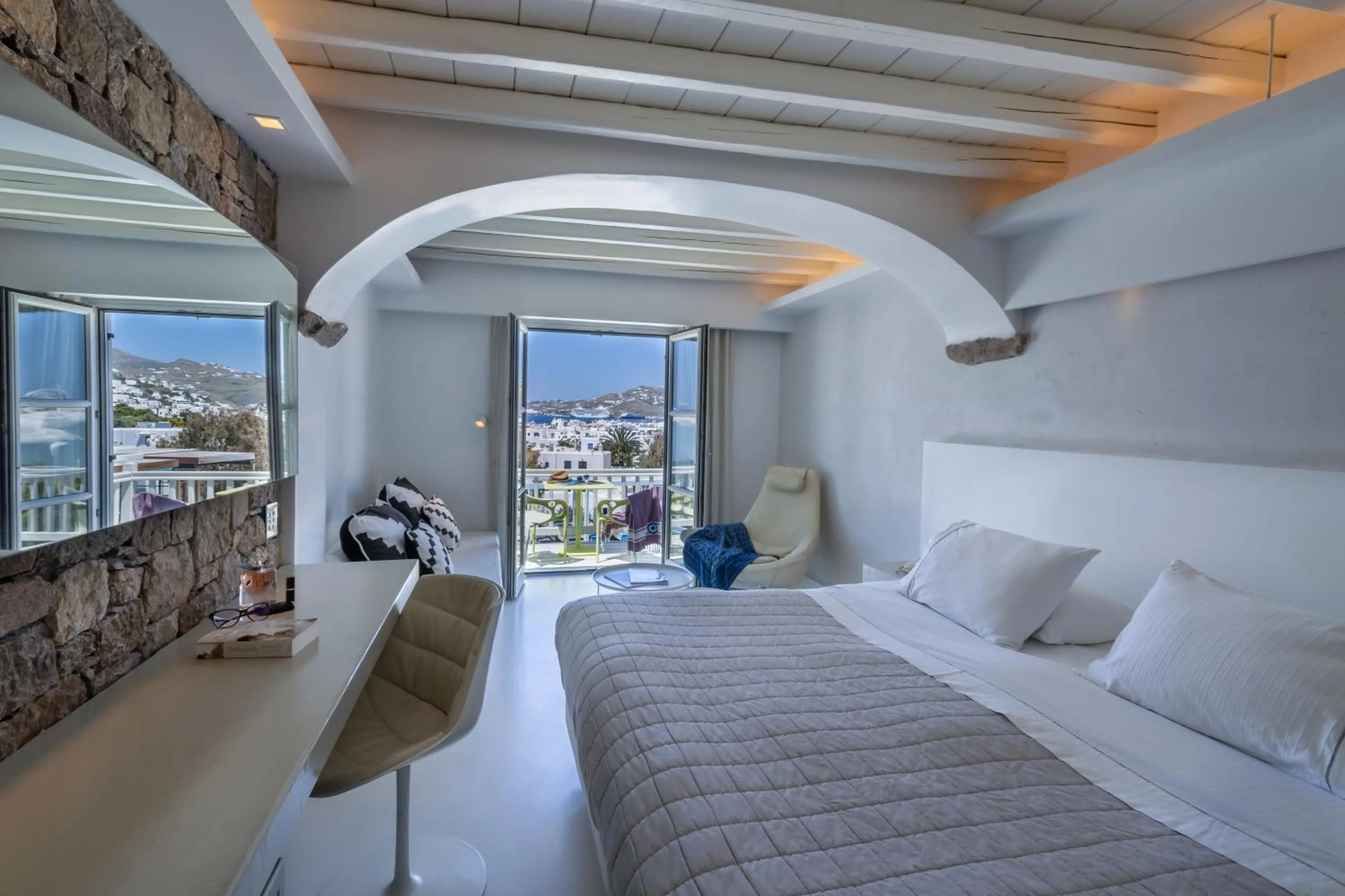 Photo of the whole room, Bed in Semeli Hotel Mykonos