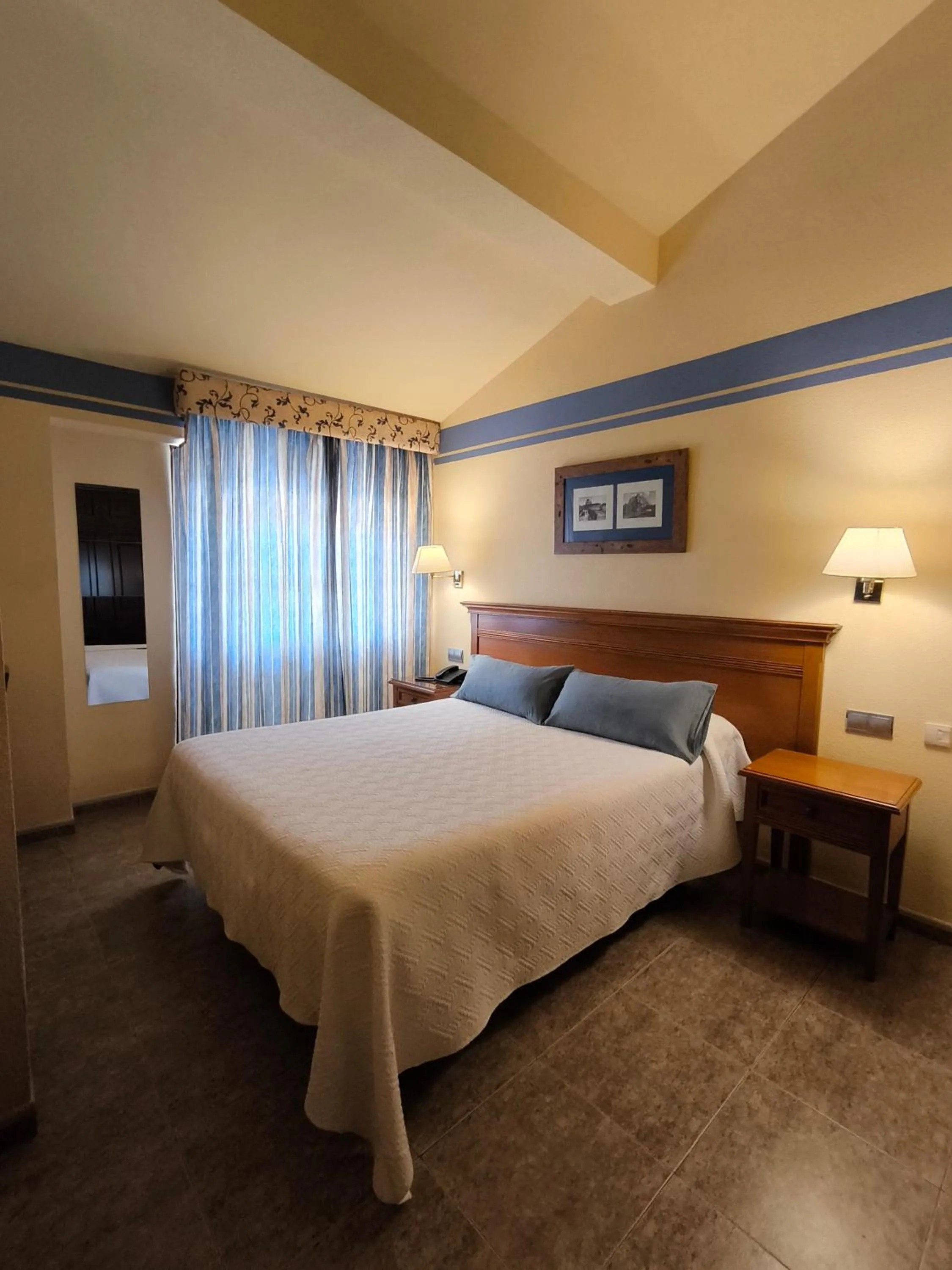 Photo of the whole room, Bed in La Sierra