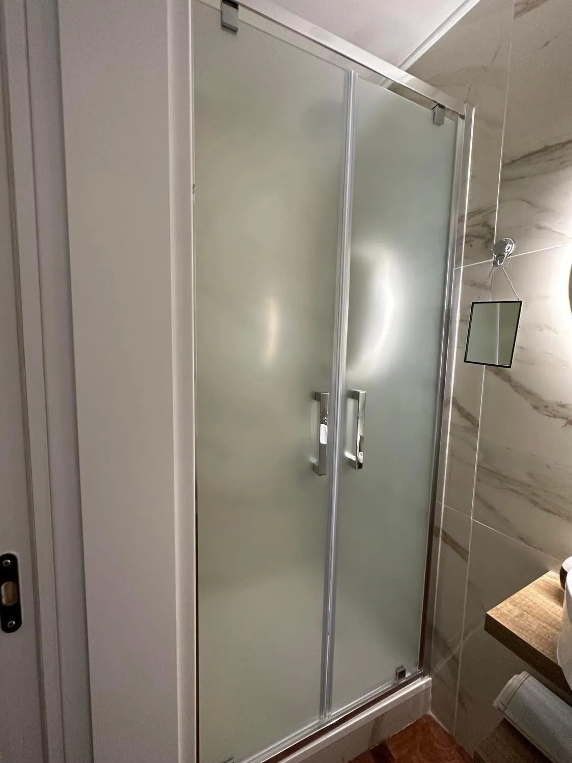 Shower in La stanza di Eleonora