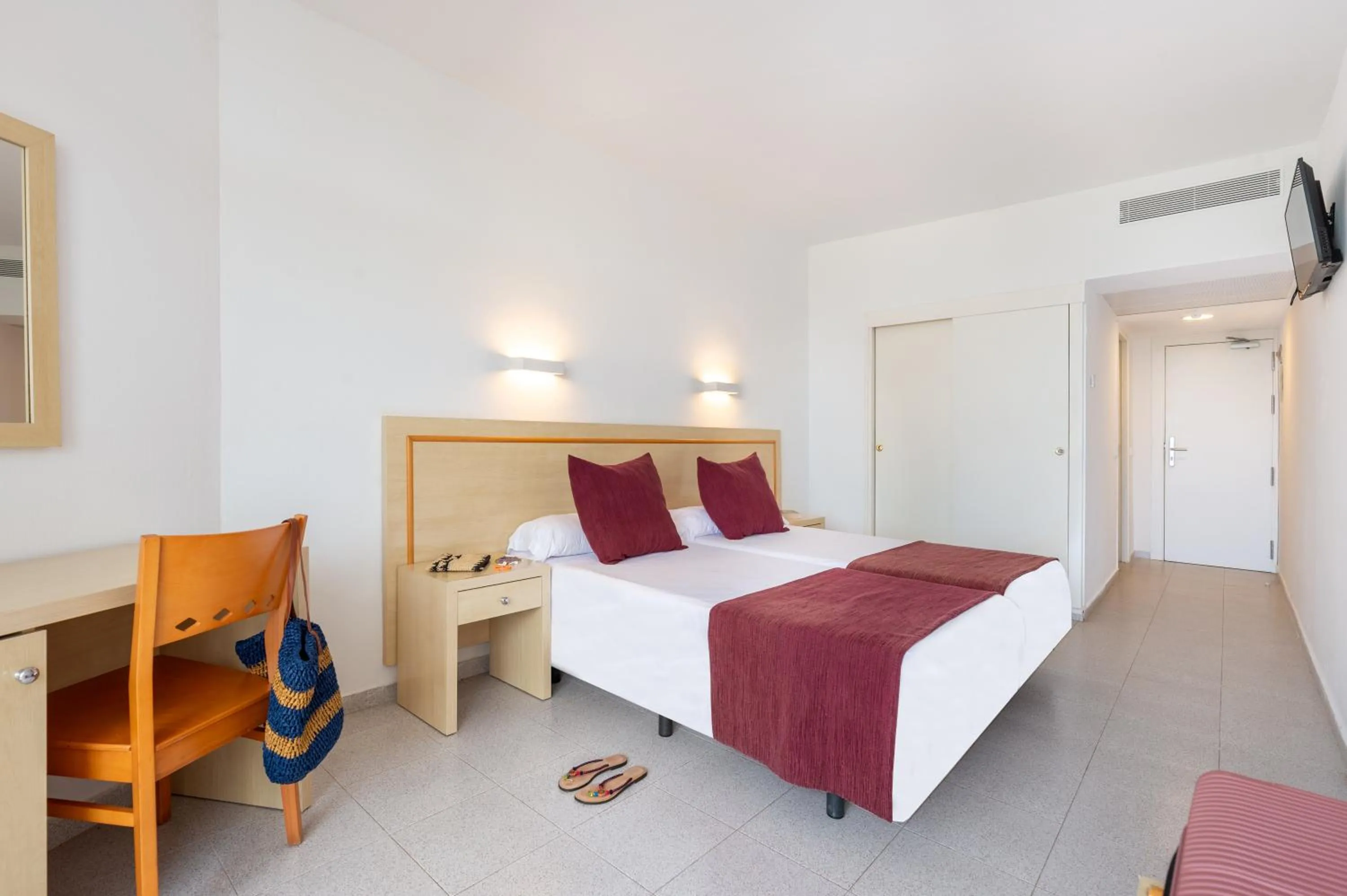 Photo of the whole room, Bed in Hotel Vibra Riviera