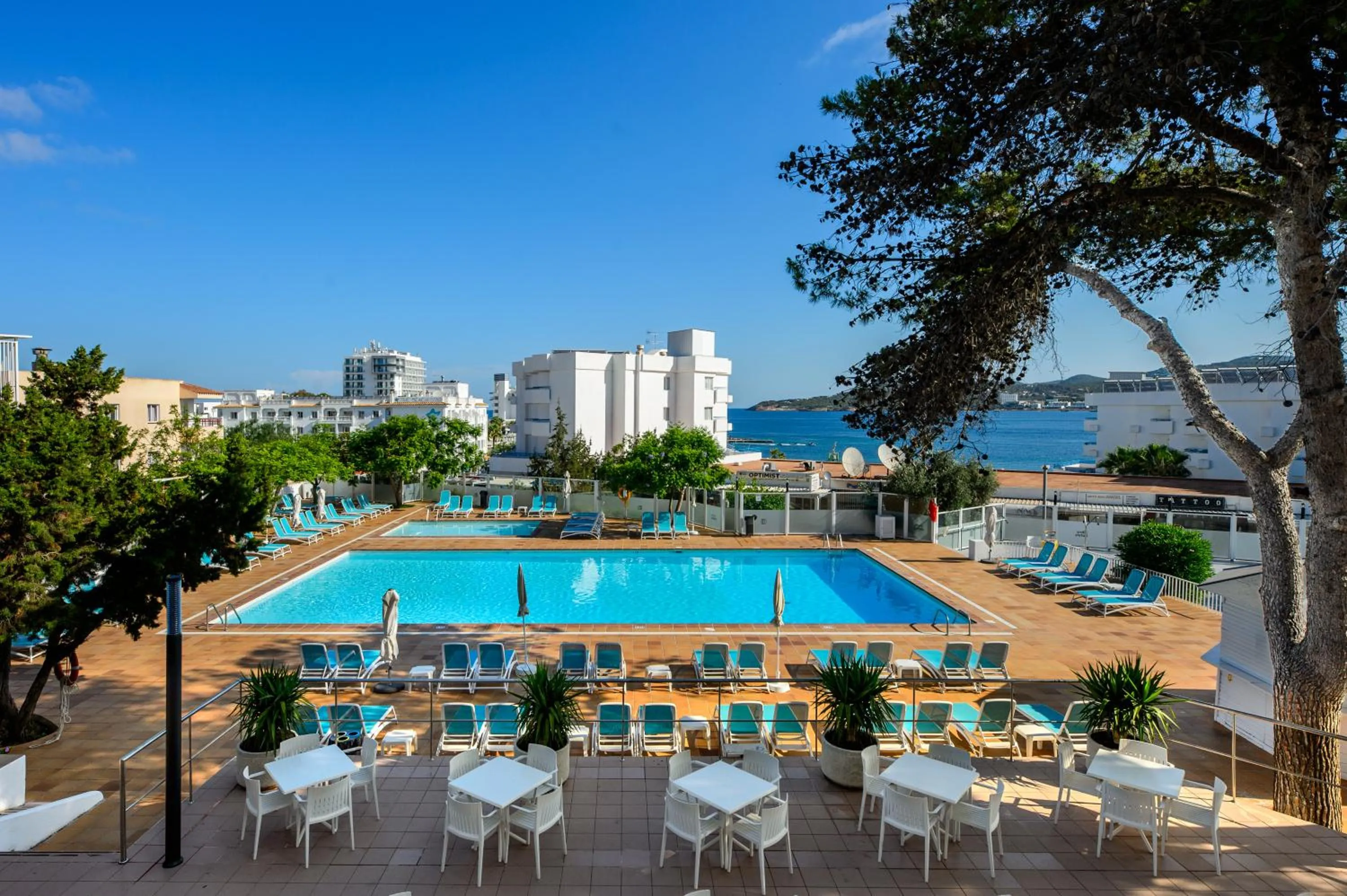 Swimming pool in Hotel Vibra Riviera