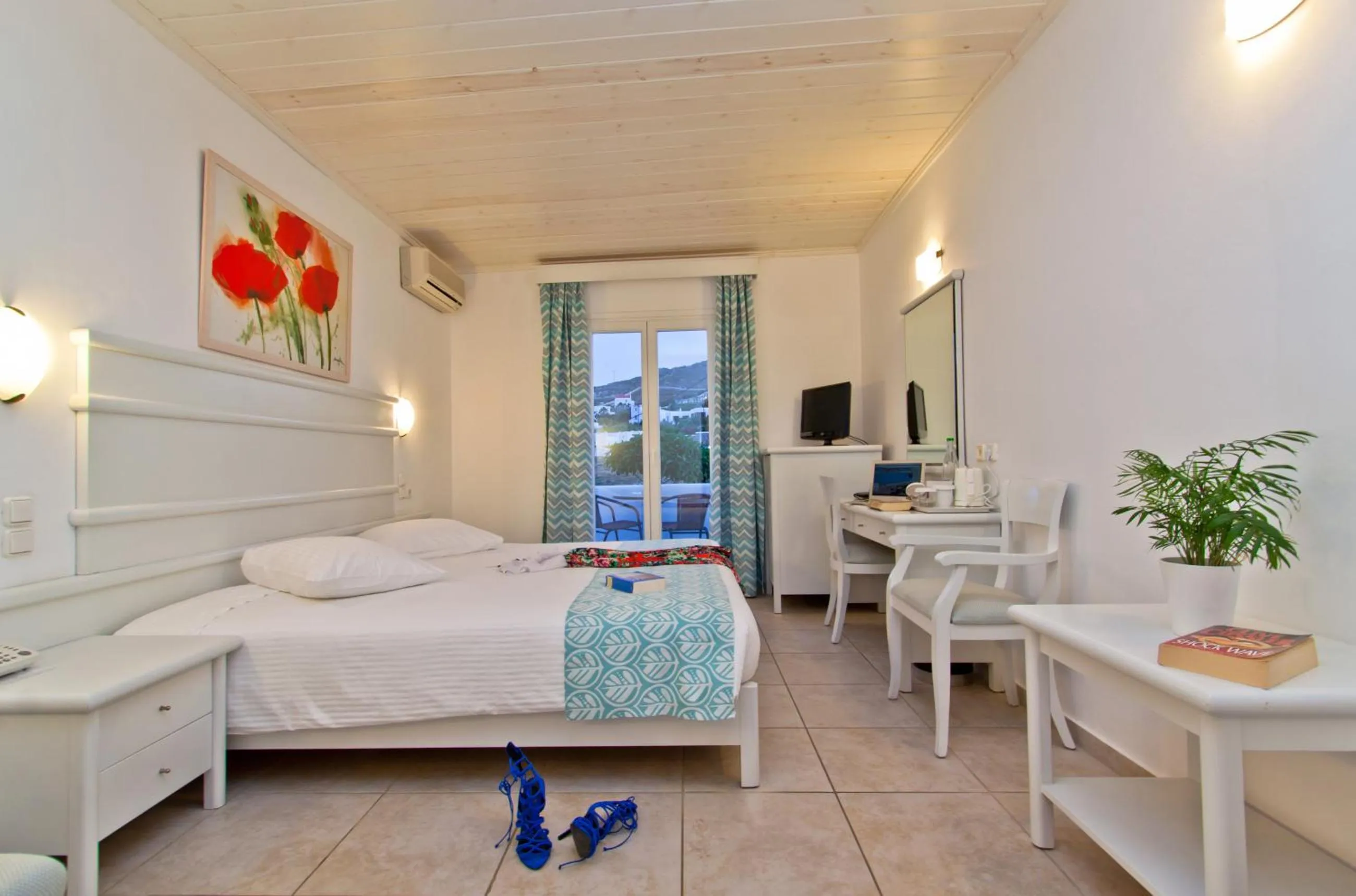 Photo of the whole room, Bed in Yiannaki Hotel