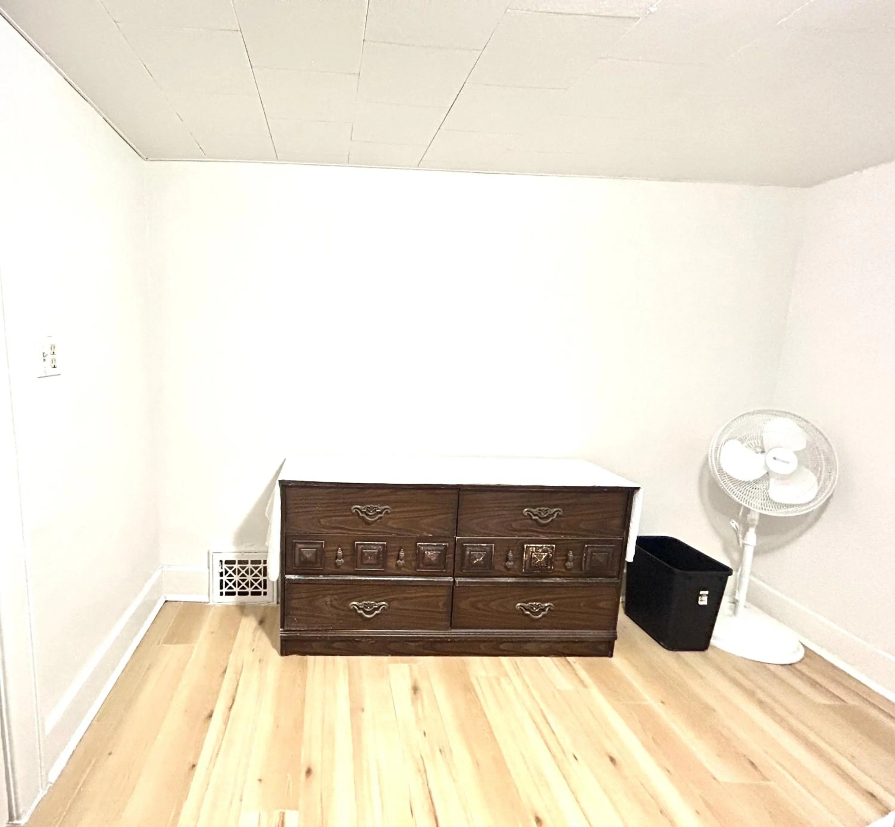 wardrobe in Albert Housing