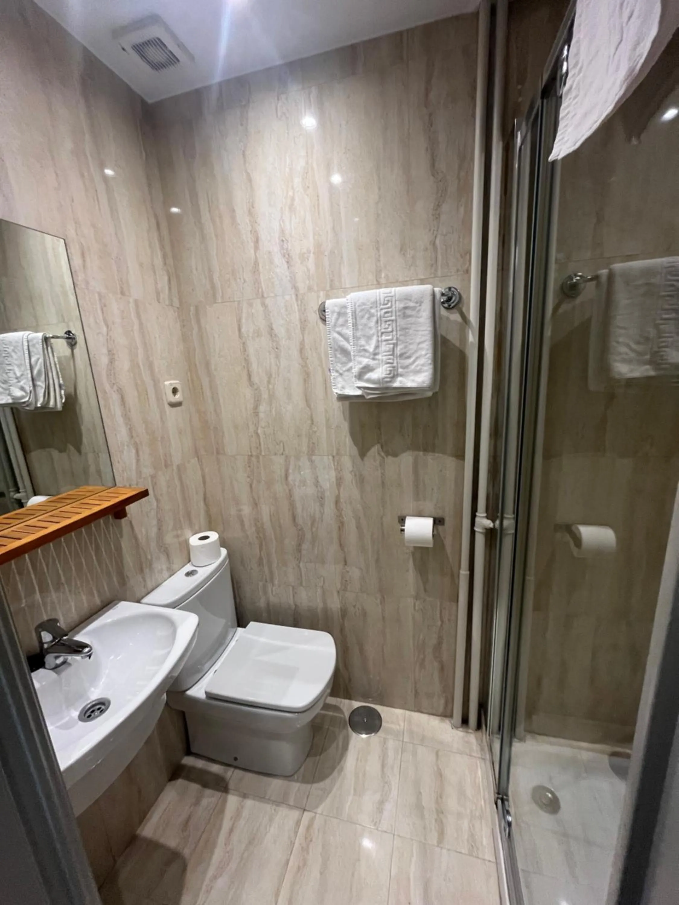 Bathroom in Hostal Avenida