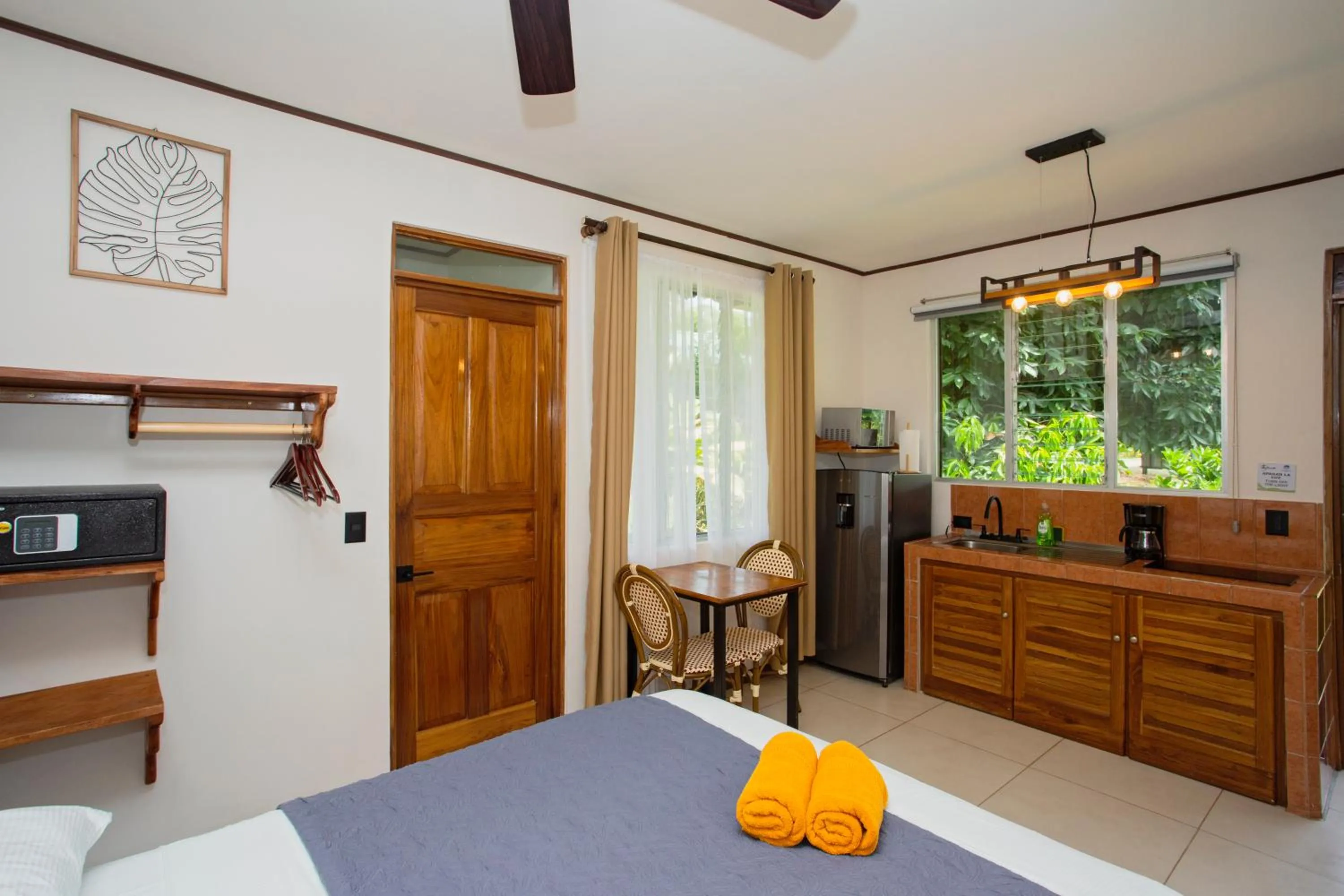 Kitchen or kitchenette, Bed in Manzanillo Caribbean Resort