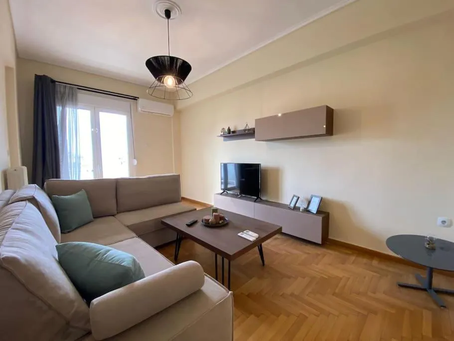 Spacious 3 BR Apartment in Vibrant Neighbourhood