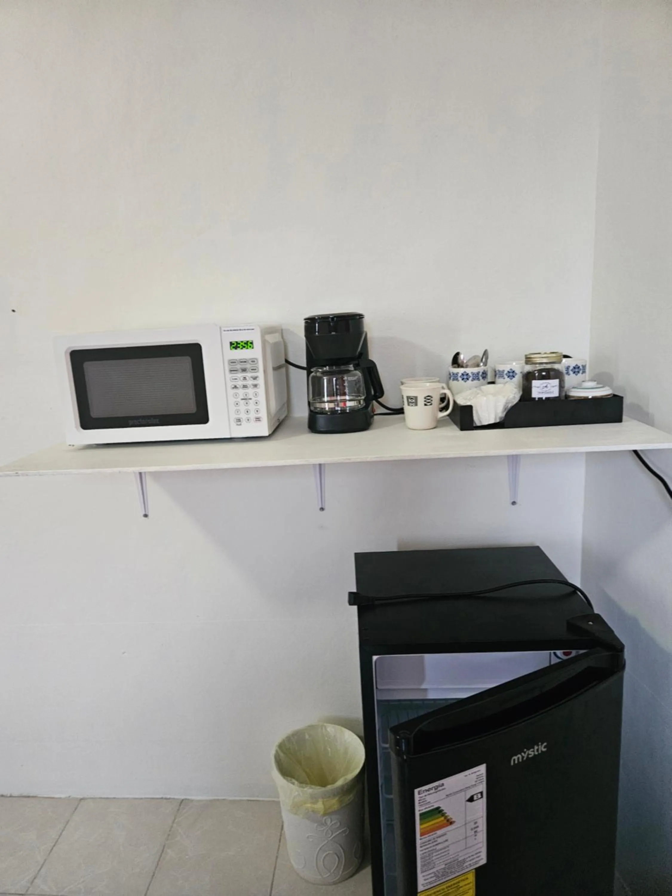 Coffee/tea facilities in Arnold's Guest House