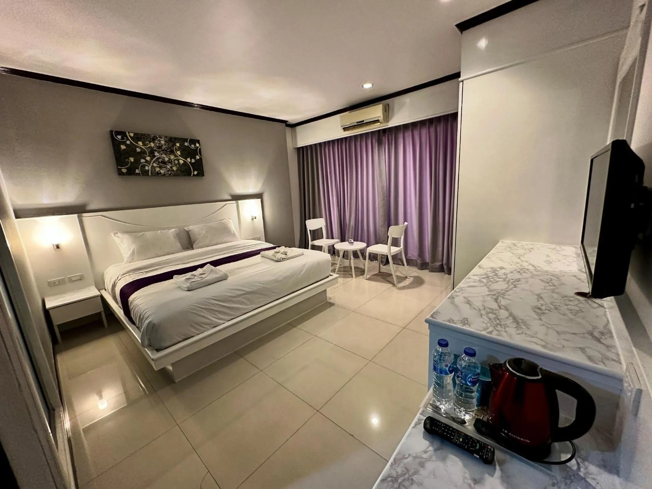 Photo of the whole room, Bed in Issara Patong Beach