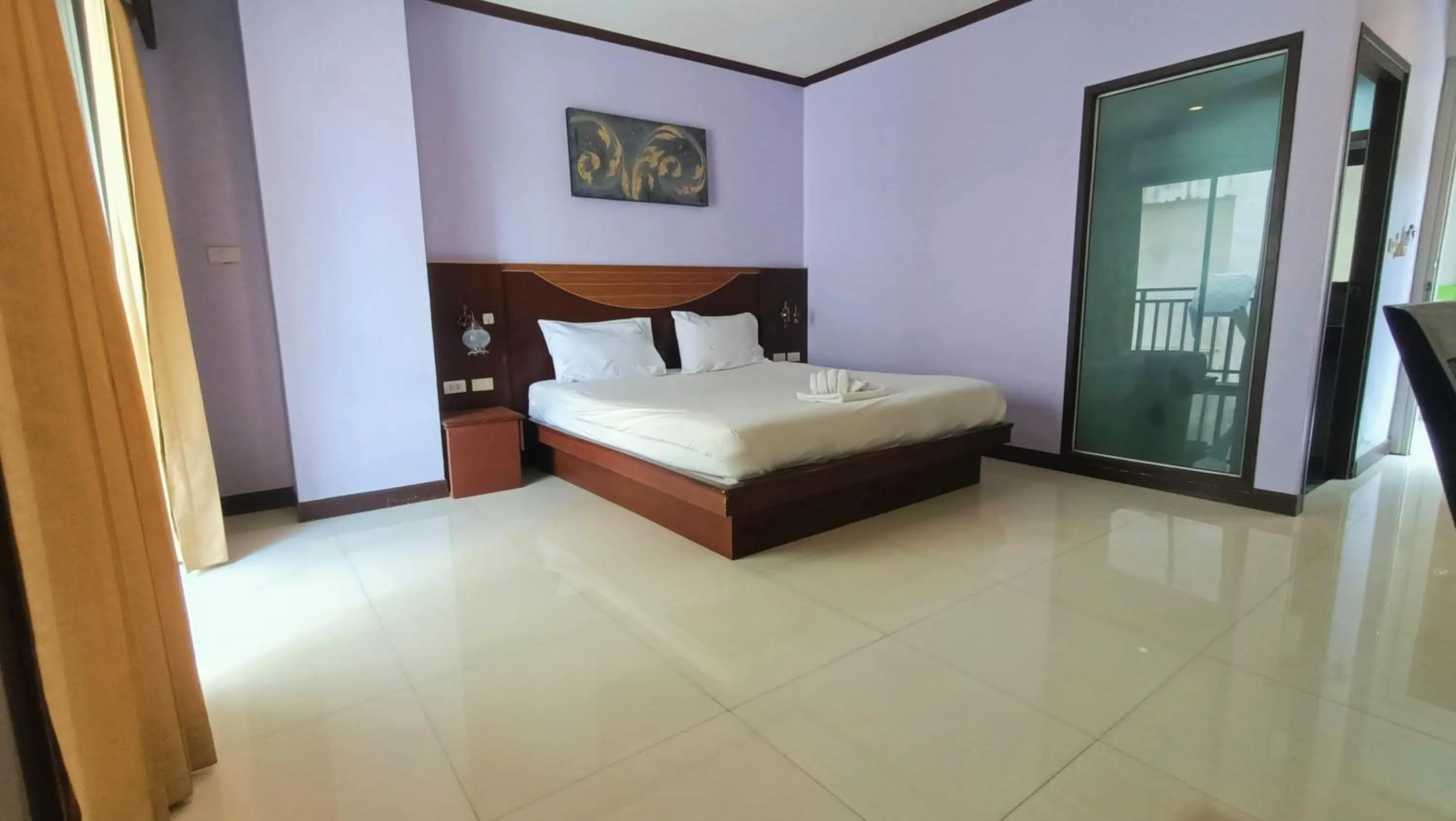 Photo of the whole room, Bed in Issara Patong Beach
