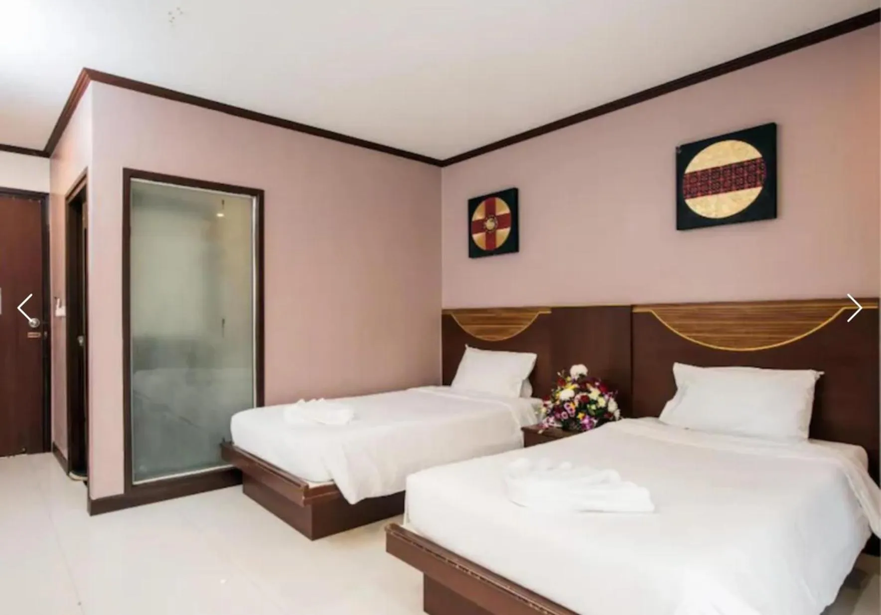 Photo of the whole room, Bed in Issara Patong Beach