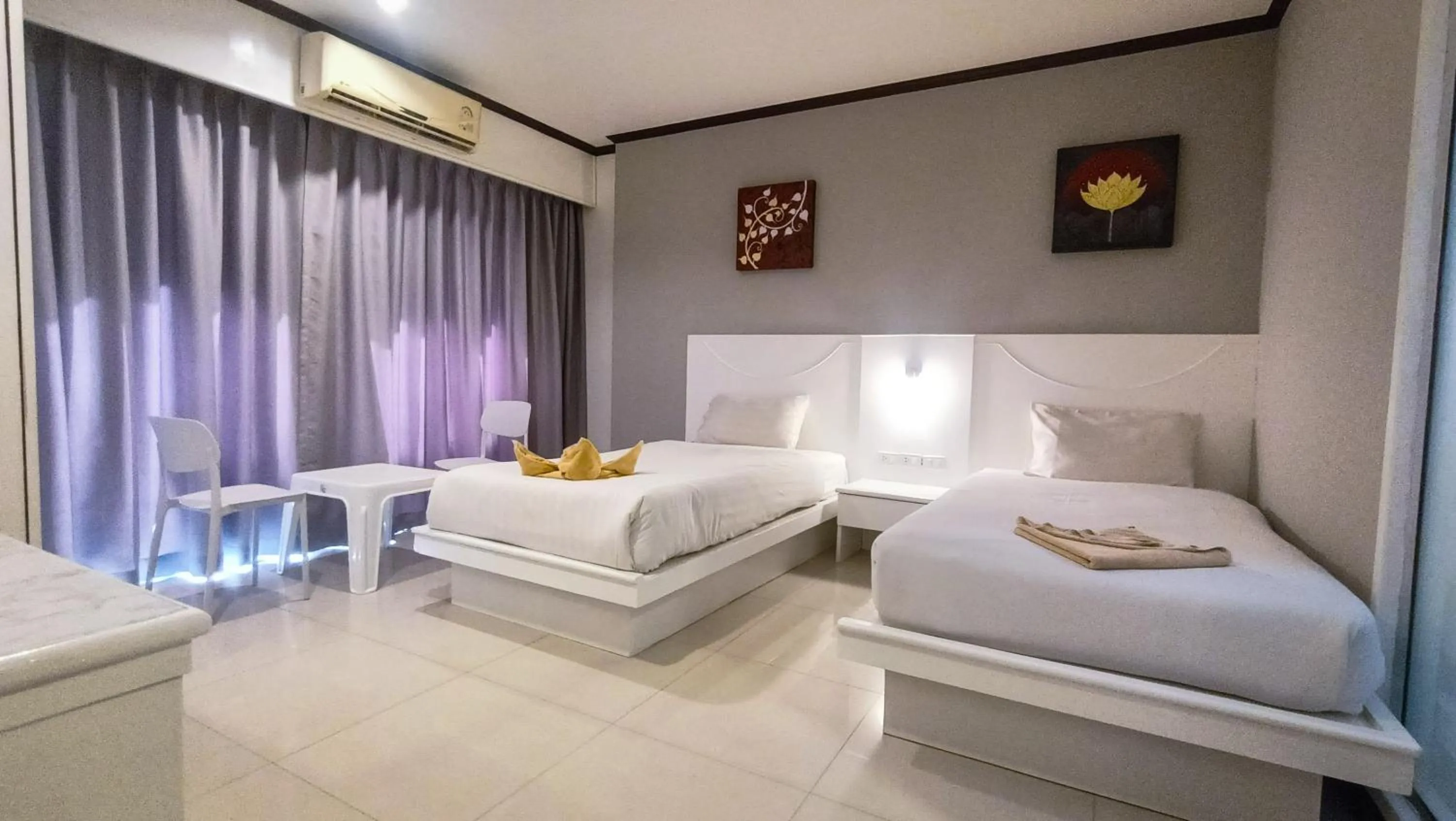 Photo of the whole room, Bed in Issara Patong Beach