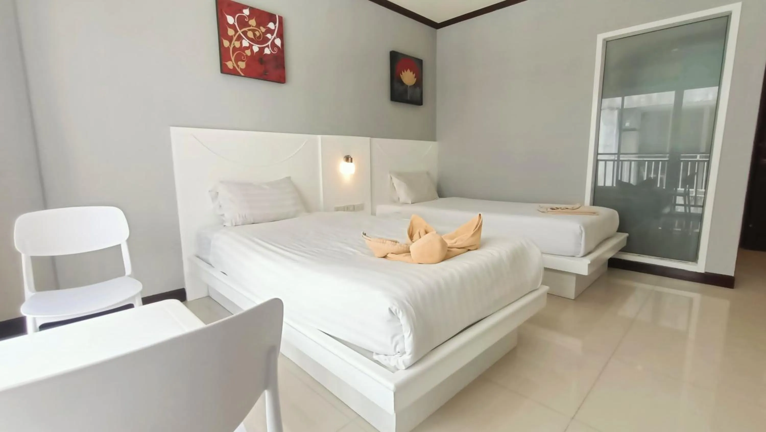 Photo of the whole room, Bed in Issara Patong Beach