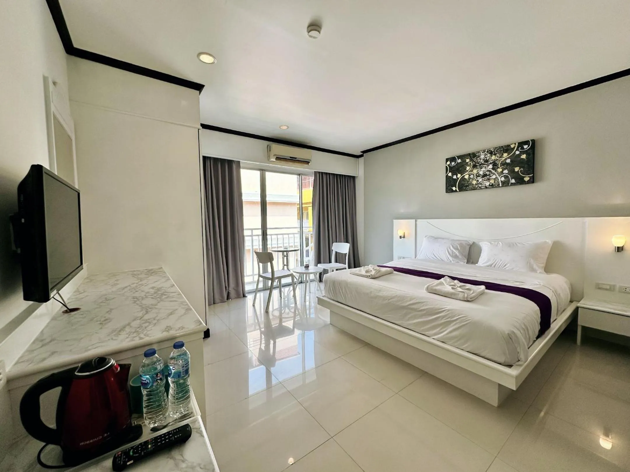 Photo of the whole room, Bed in Issara Patong Beach