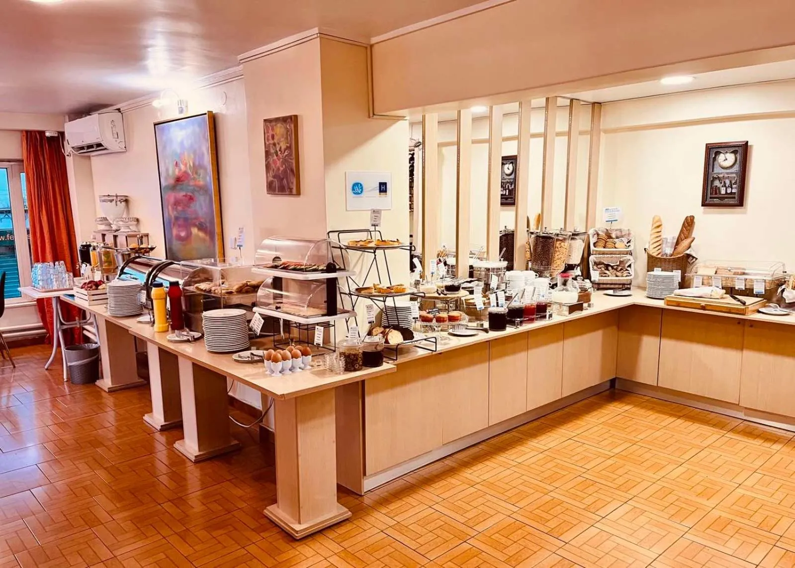 Triton Hotel Piraeus