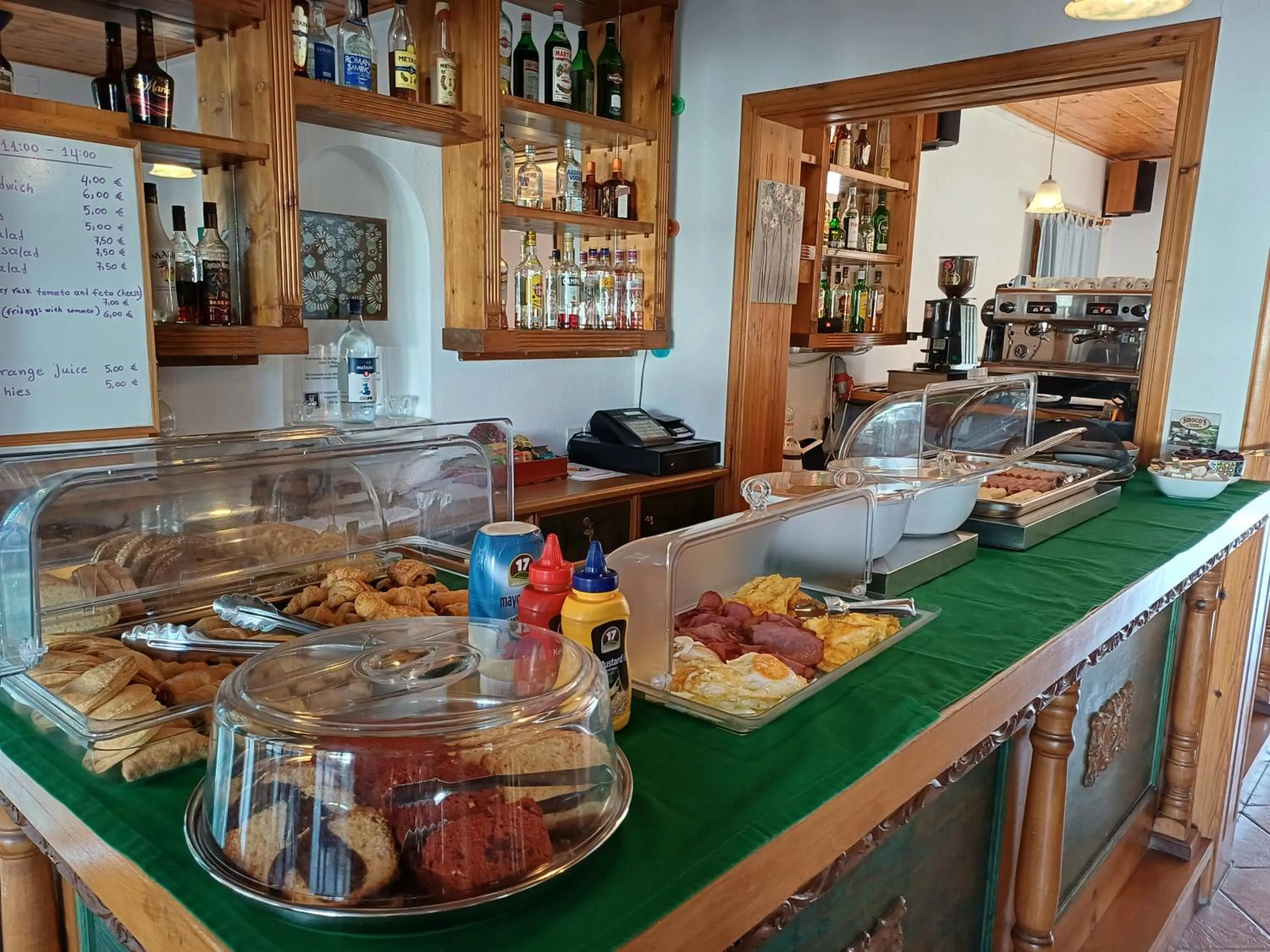 Breakfast in Siroco's Rooms And Studios