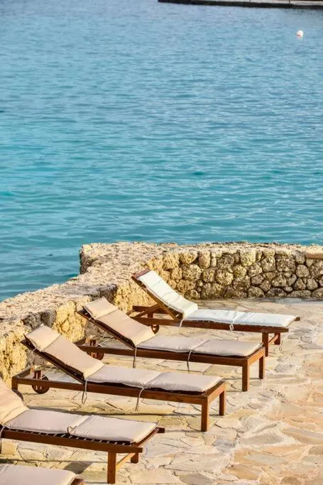 Vasiliki's Villa Beach Front and Pool