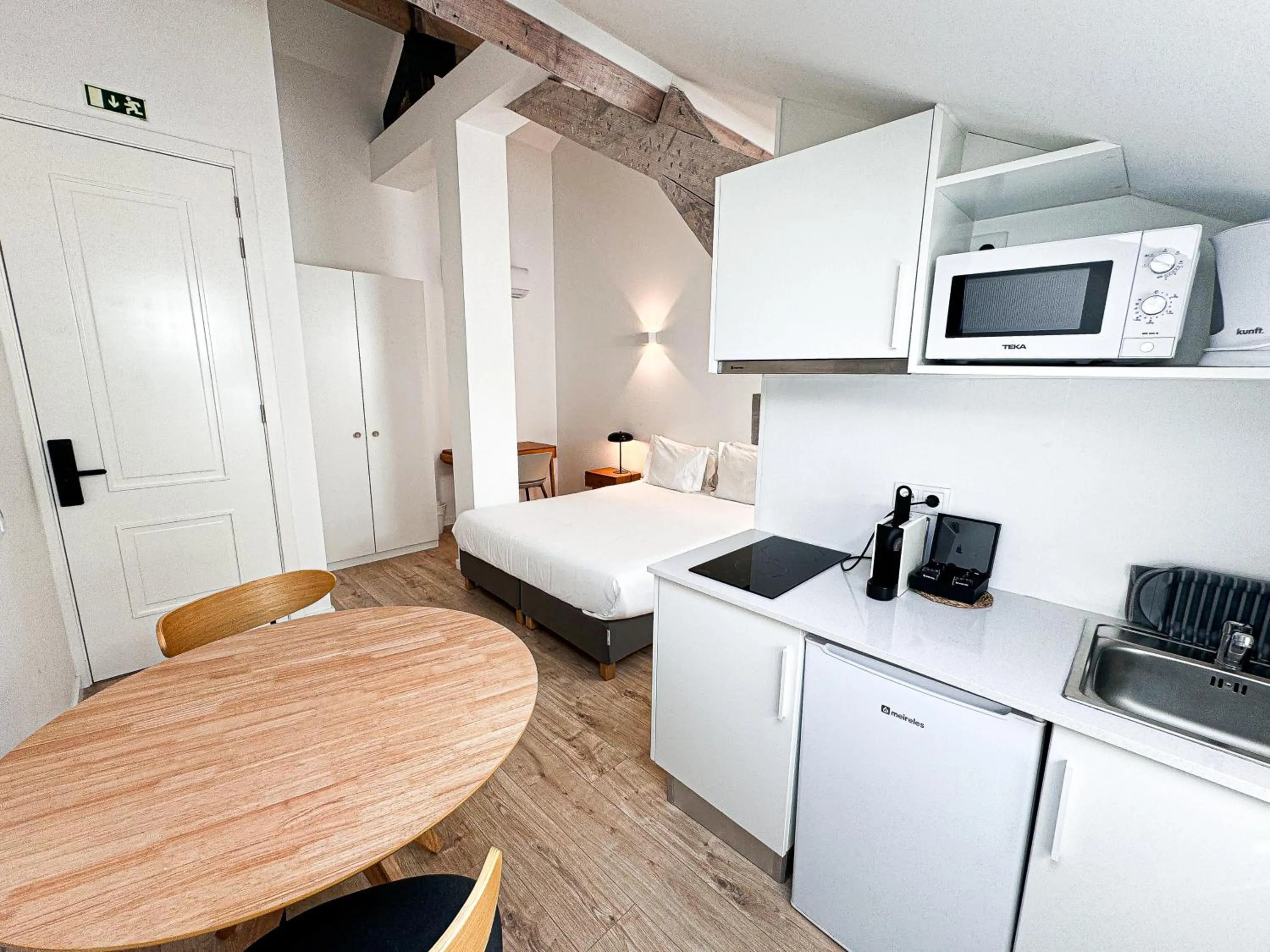 Kitchen or kitchenette, Bed in LAA Studios